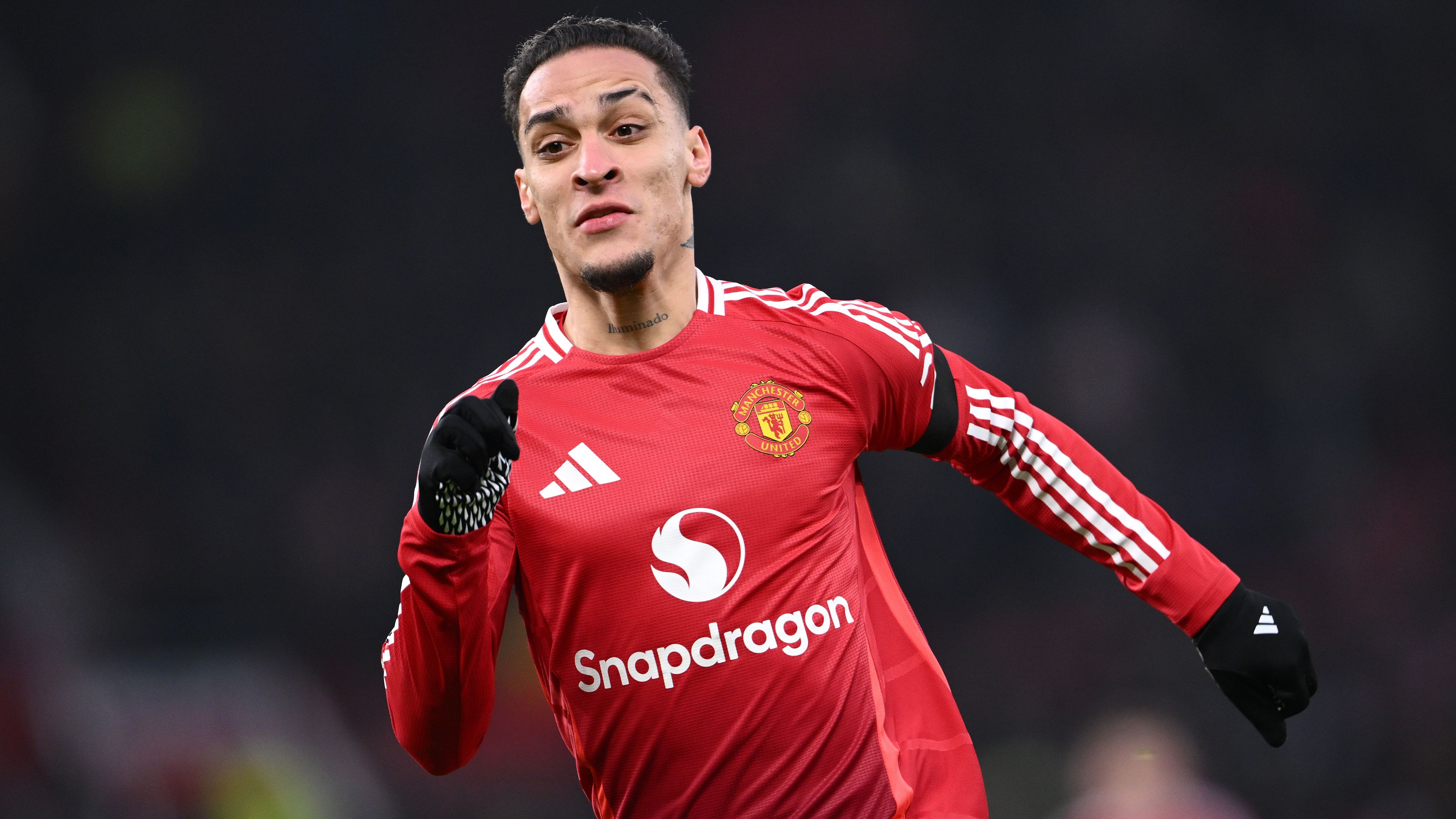 <strong>Antony (Manchester United)</strong><br>... wohl auf 58 Millionen Euro festgelegt haben. Damit droht ManUtd ein heftiges Transferminus beim Offensivkünstler, der sich in England aber nie durchsetzen konnte und erst in Spanien als Leihspieler zuletzt wieder aufblühte. Antonys Vertrag in Manchester läuft noch bis zum 30. Juni 2027. Als angebliche Interessenten wurden zuletzt auch die Bundesligisten Leverkusen, Leipzig und FC Bayern genannt.