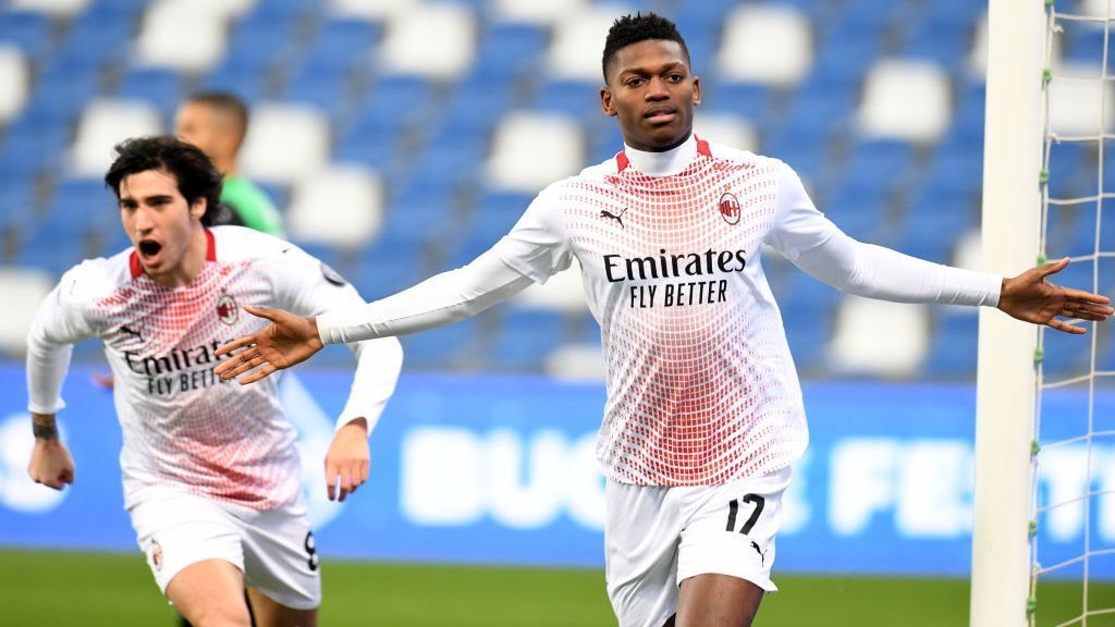 
                <strong>Nach sechs Sekunden: Milans Leao mit schnellstem Serie A-Tor der Geschichte</strong><br>
                Im Auswärtsspiel des AC Mailand beim US Sassuolo am 13. Spieltag erzielte der Portugiese Rafael Leao (rechts) das schnellste Tor der Serie A-Historie. Gerade einmal etwas 6,2 Sekunden brauchte Milans Außenstürmer, um nach Zuspiel des ehemaligen Bundesliga-Akteurs Hakan Calhanoglu den Ball im Tor unterzubringen. Der Ex-HSV-Spieler Calhanoglu stürmte direkt vom Anstoßpunkt mit dem Ball nach vorn und spielte dann einen punktgenauen Pass in den Lauf von Rafael Leao, der eiskalt abschloss.
              