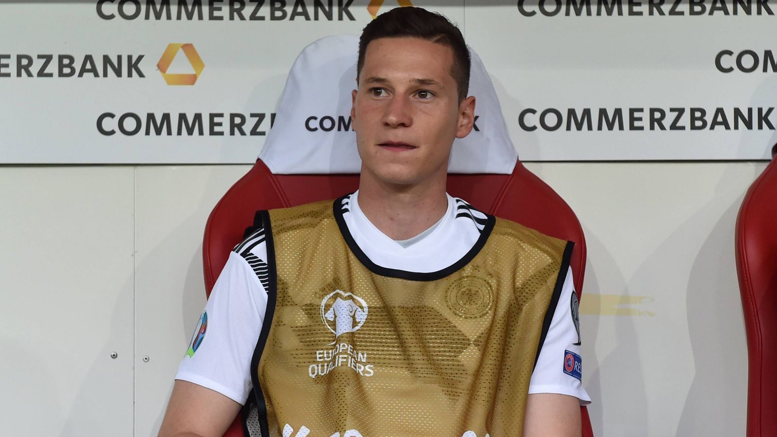 
                <strong>Verlierer: Julian Draxler</strong><br>
                Mit 51 Länderspielen müsste Draxler eigentlich ein Führungsspieler in der Nationalmannschaft sein und würde diese Rolle wohl auch gerne annehmen. Problem ist nur: Er bekommt nicht die Gelegenheit dazu. Gegen Weißrussland und Estland kam Draxler lediglich von der Bank. Ein Vertrauensvorschuss des Trainerteams gibt es augenscheinlich nicht - daran können wohl auch seine beiden Vorlagen gegen Estland wenig ändern. 2017 wurde er beim Confed-Cup noch als bester Spieler ausgezeichnet und galt als Führungsspieler der Zukunft. Bereits jetzt muss er aufpassen, nicht selbst von jüngeren Mitspielern verdrängt zu werden.
              