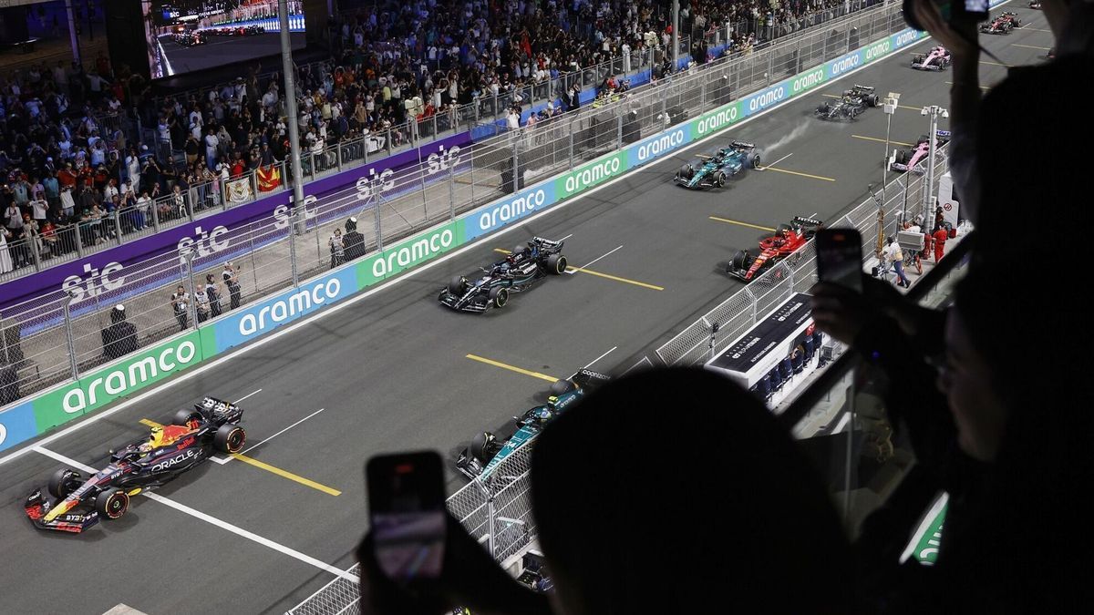 Fans verfolgen den Start beim Formel-1-Rennen in Saudi-Arabien 2023