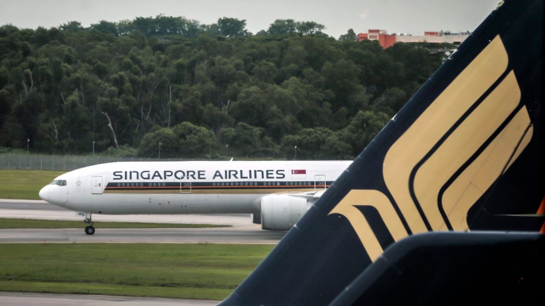 Eine Boeing 777 von Singapore Airlines auf dem Flughafen von Singapur.