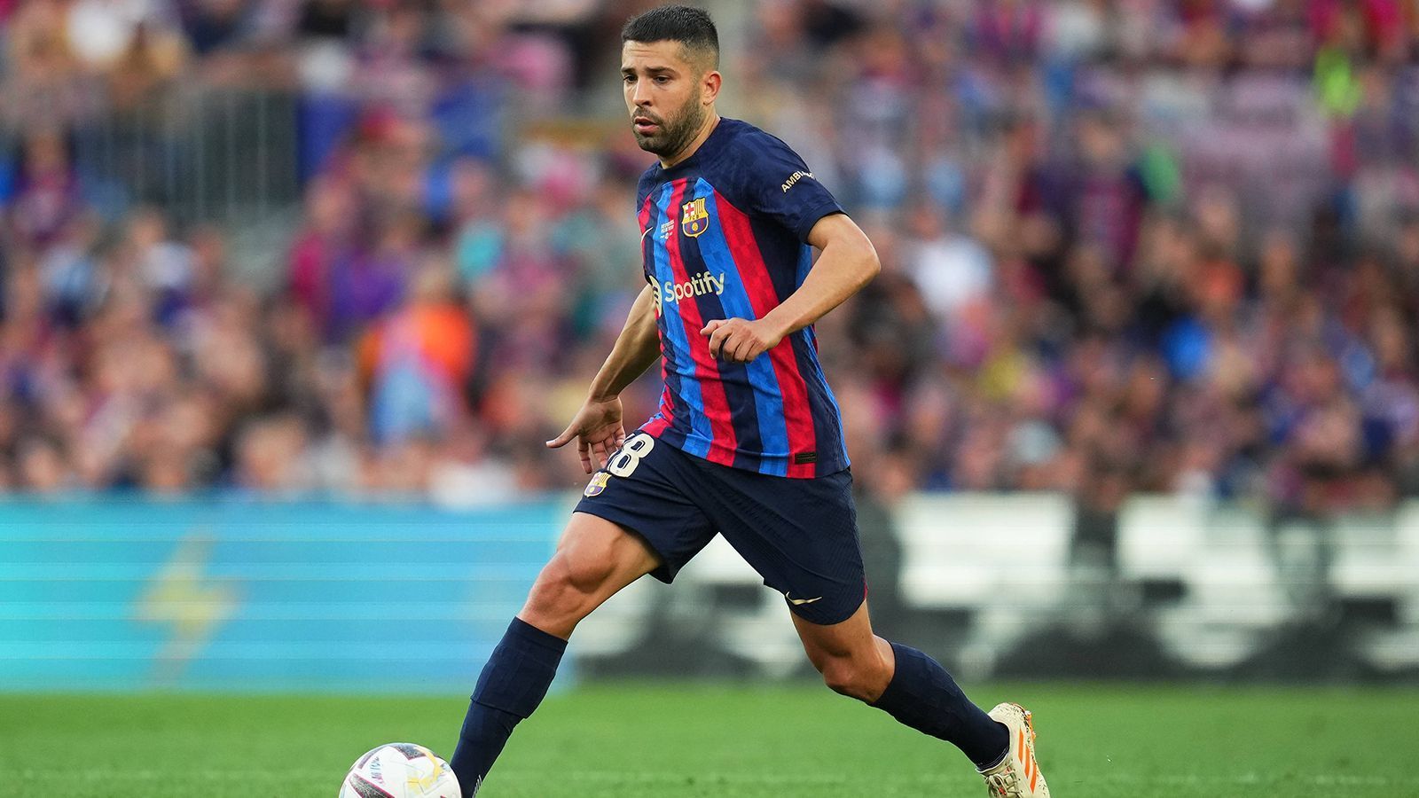 
                <strong>Jordi Alba</strong><br>
                Wie die Lokalzeitung "Miami Herald" berichtet, steht Jordi Alba kurz vor einem Wechsel zu Inter Miami. Demnach soll der Spanier nach Messi und Busquets der dritte große Transfercoup der US-Amerikaner werden. Der 34-Jährige wird wohl eine krasse Gehaltskürzung bei Miami in Kauf nehmen, denn er wäre offenbar nicht einer der drei "Designated Player", deren Vergütung das maximale Budget übersteigen dürfte. Bei Barcelona, wo sein Vertrag nach elf Jahren ein Jahr vor Vertragsende aufgelöst wurde, soll er im letzten Jahr um die 22 Millionen Euro verdient haben. Auch Topklubs aus Europa wie Atletico Madrid, Inter Mailand oder Benfica Lissabon sowie saudische Klubs waren laut der "Mundo Deportivo" an einer Verpflichtung des 34-Jährigen interessiert. Bei Miami käme es zu einer Wiedervereinigung der beiden Barca-Legenden Alba und Messi. 
              