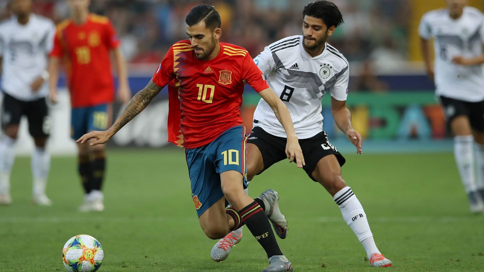 
                <strong>Dani Ceballos</strong><br>
                Der Real-Star deutet mit seinen Dribblings und klugen Pässen immer wieder an, wie weit er schon für seine 22 Jahre ist. Doch wie auch seinen Teamkollegen entgleitet dem zentralen Mittelfeldmann die Partie zwischenzeitlich. Als Deutschland in der zweiten Hälfte offensiver wird und so die Räume größer werden, wird auch Ceballos wieder stärker. ran-Note: 3
              