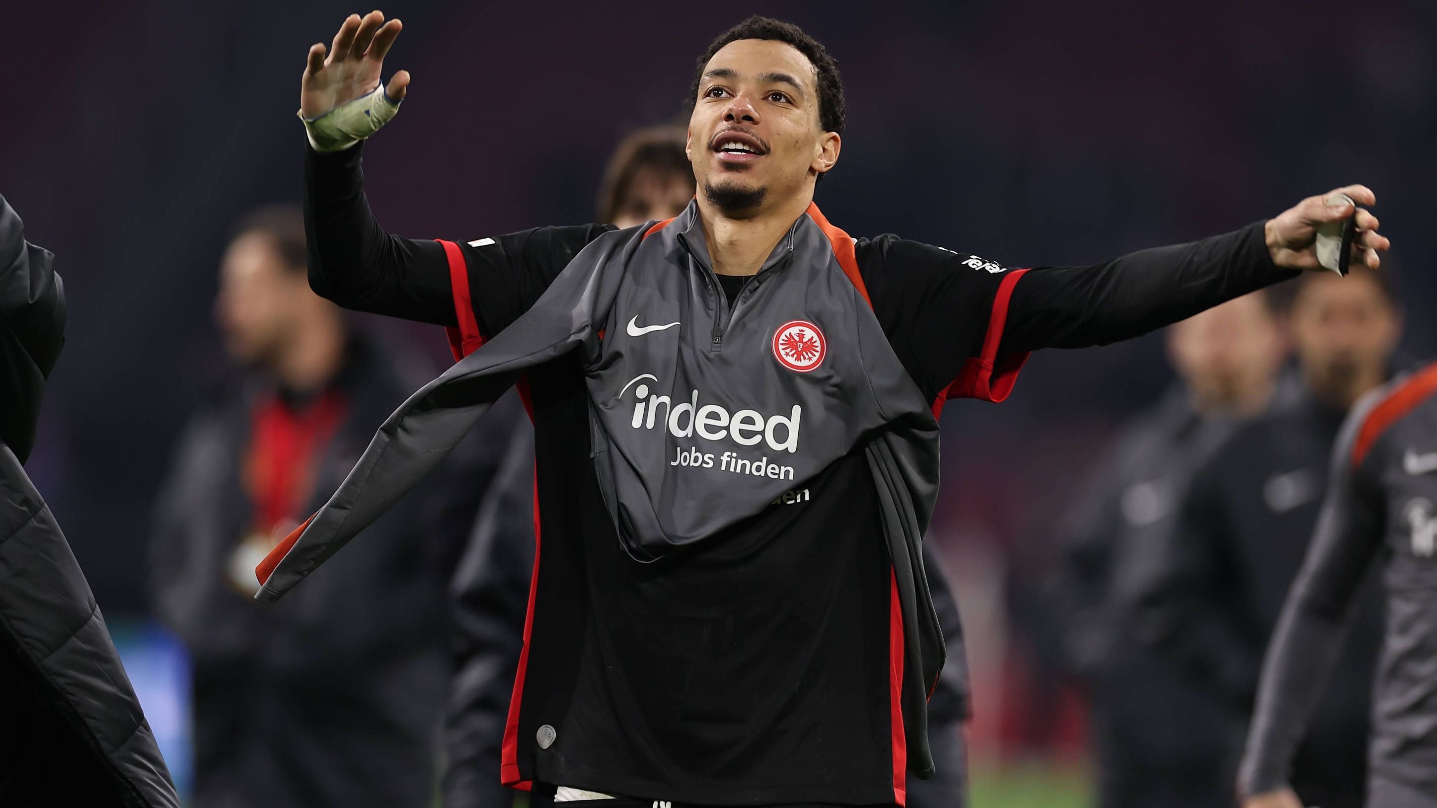 <strong>Hugo Ekitike (Eintracht Frankfurt)</strong><br>Folgt Hugo Ekitike seinem Ex-Mitspieler Omar Marmoush auf die britische Insel? Wie aus einem Bericht von "Sky Switzerland" hervorgeht, haben zwei Premier-League-Klubs ihre Fühler nach dem französischen Stürmer Eintracht Frankfurts ausgestreckt. Demnach sollen Newcastle United und Arsenal am 22-Jährigen interessiert sein, der am Main noch Vertrag bis 2029 hat.