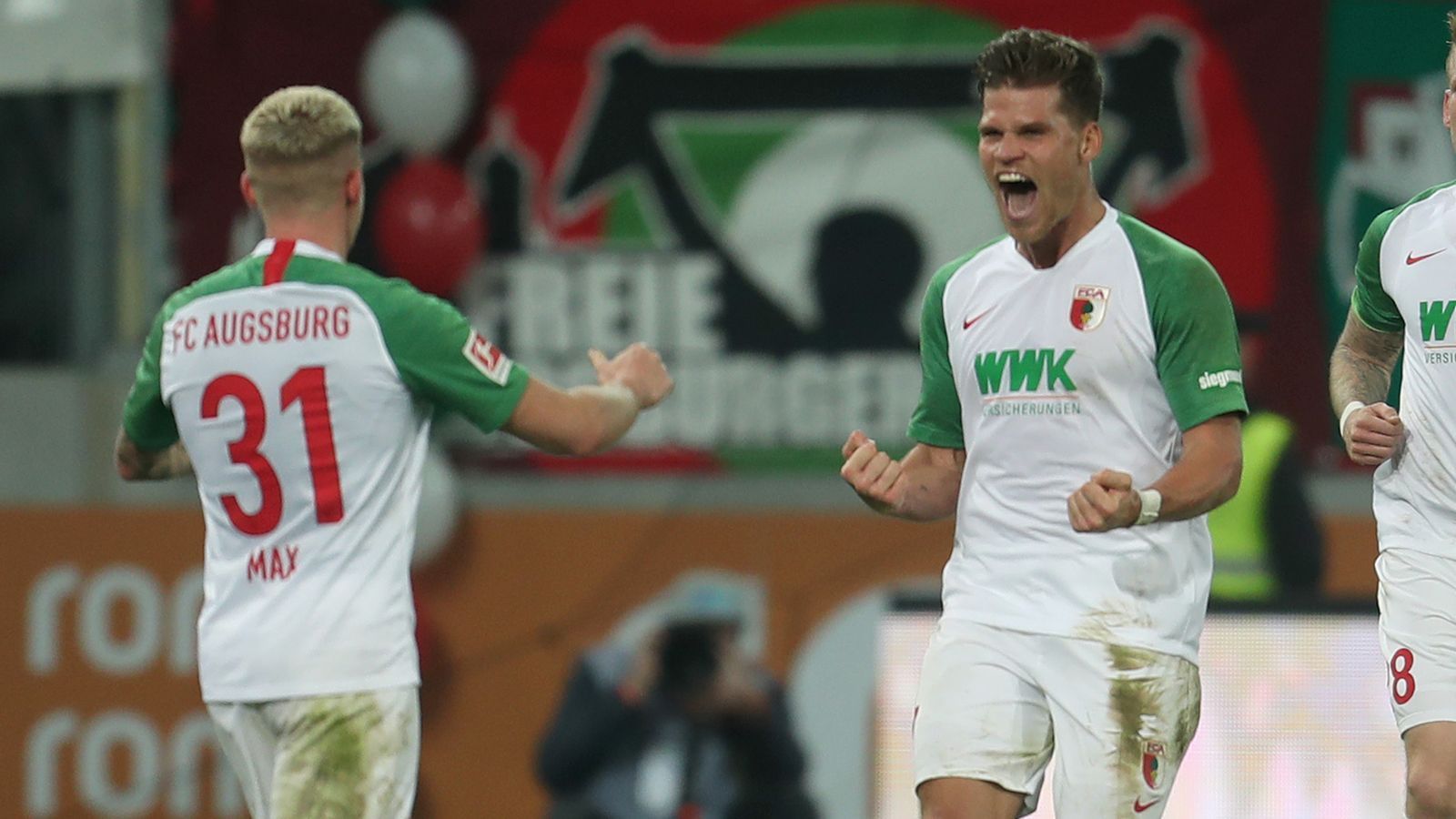 
                <strong>Platz 5: FC Augsburg (Florian Niederlechner und Philipp Max): 33 Scorerpunkte </strong><br>
                Obwohl sich die Fuggerstädter aktuell im Abstiegskampf befinden, lassen Florian Niederlechner und Philipp Max einige besser platzierte Vereine hinter sich. Niederlechner ist mit seinen elf erzielten Toren nicht nur der beste Stürmer des FCA, seine acht Vorlagen machen ihn auch zum besten Scorer der Bayern. Max gehört mit seinen sieben Treffern zu den torgefährlichsten Abwehrspielern der Liga und auch seine fünf Vorlagen können sich sehen lassen. (Stand: 5. Juni 2020)
              