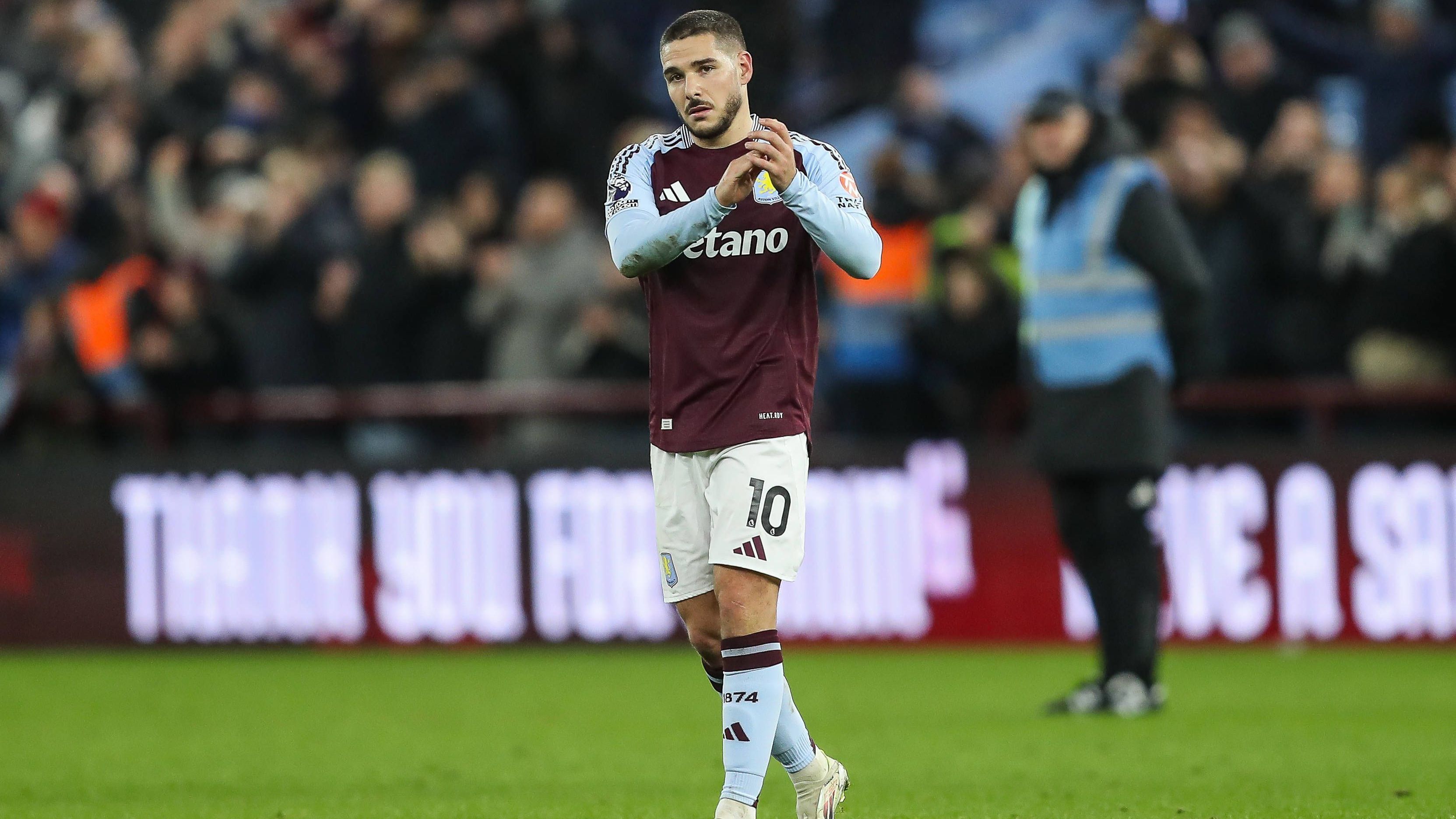 <strong>Emiliano Buendia (Aston Villa)</strong><br>Leverkusen rüstet für den verletzen Martin Terrier offenbar nach und steht laut "Sky" und dem Transferexperten Fabrizio Romano kurz vor einer Verpflichtung von Emiliano Buendia. Der 28-jährige Offensivspieler wurde in dieser Saison zwölf mal in der Premier League eingewechselt und soll vor einer Leihe mit Kaufoption stehen. Voraussichtlich wird er jedoch nicht alleine in Leverkusen aufschlagen ...