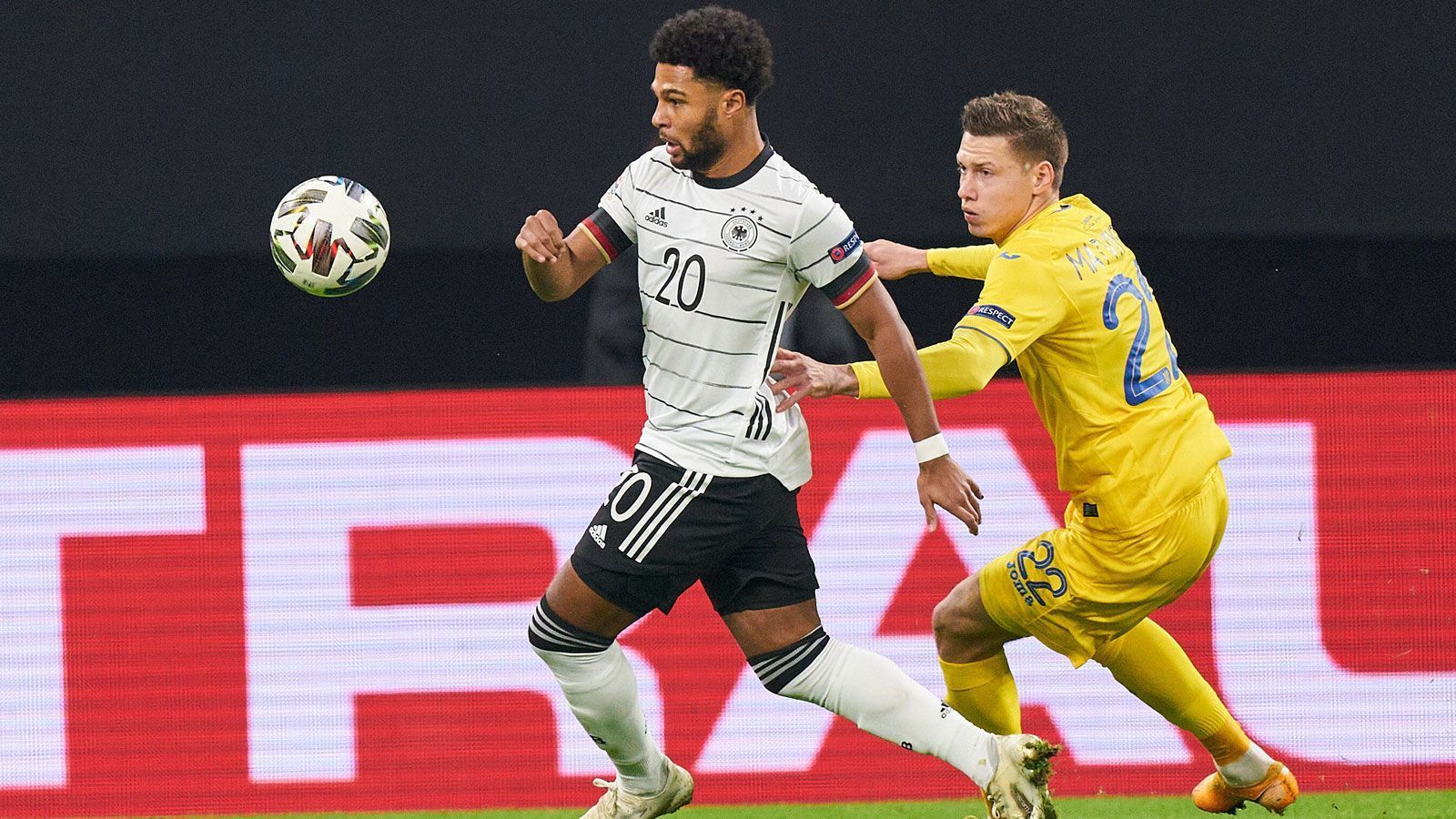 
                <strong>Serge Gnabry</strong><br>
                Kommt nicht gut ins Spiel, wird nicht oft eingebunden und hat demnach so gut wie keine Szene in den ersten 45 Minuten. Nach dem Seitenwechsel verbessert, er bleibt aber glücklos. ran.de-Note: 4
              