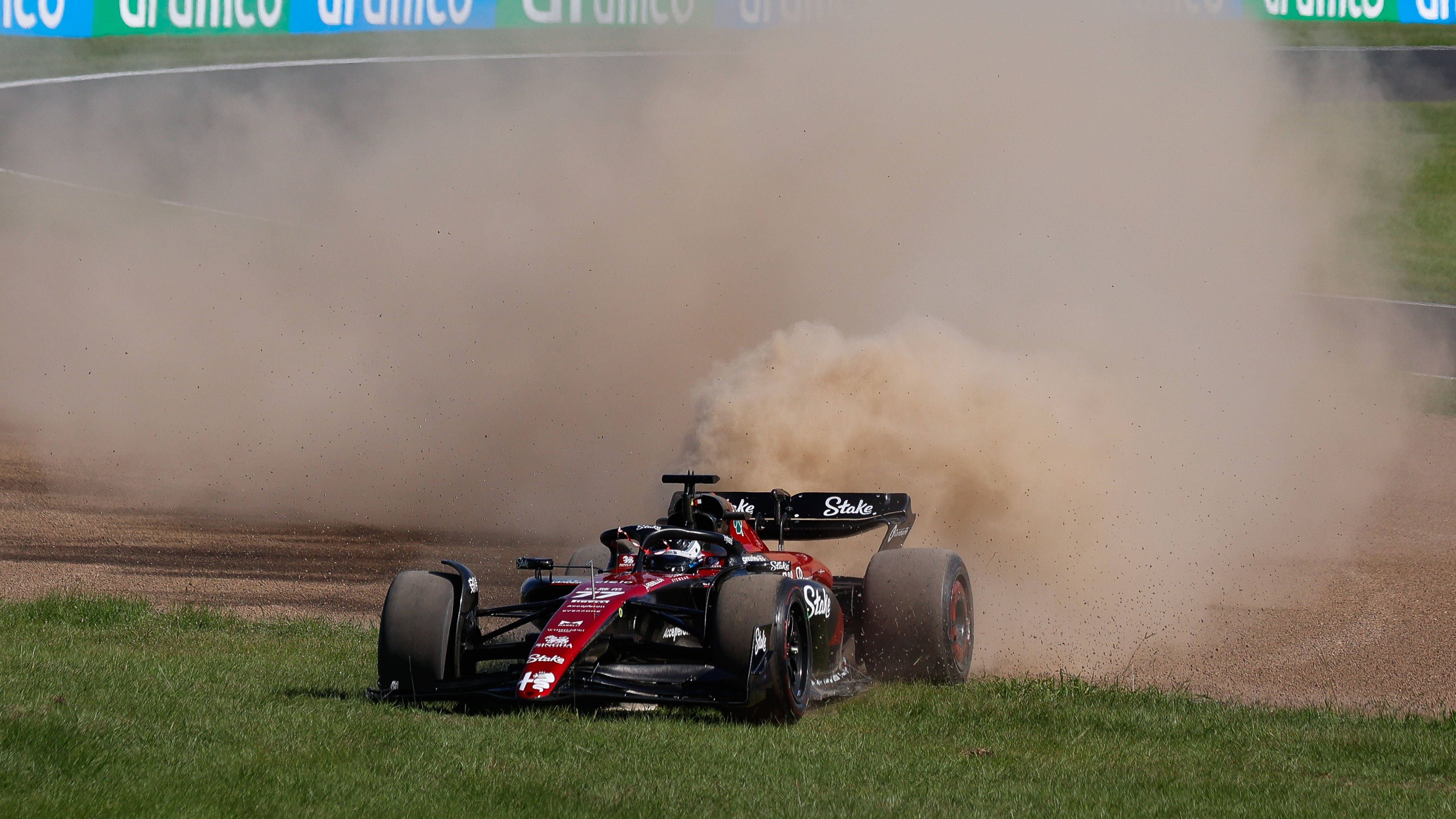 <strong>Verlierer: Valtteri Bottas</strong><br>Gebrauchter Tag für den Finnen - und er war noch nicht einmal selbst daran schuld. Bereits in der siebten Runde wurde er "Opfer" von Williams-Rookie Sargeant. Bottas landete mit seinem Alfa Romeo dort, wo kein Formel-1-Fahrer hin will: im Dreck. In der Folge musste er sein Auto sogar abstellen.