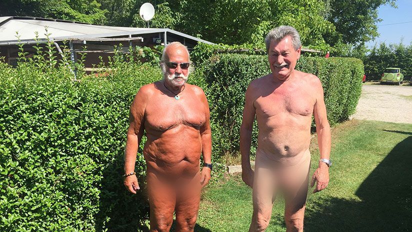 Der Naturistenpark in der Lobau zählt zu den größten und ältesten FKK-Plätzen Wiens. Knapp 800 Vereinsmitglieder genießen regelmäßig das kleine, ruhige Nudistenparadies. Seit mehr als 20 Jahren ist Johann nun schon Mitglied und dafür verantwortlich, die Neuen über das Gelände zu führen. Dabei gibt es so allerhand zu sehen...