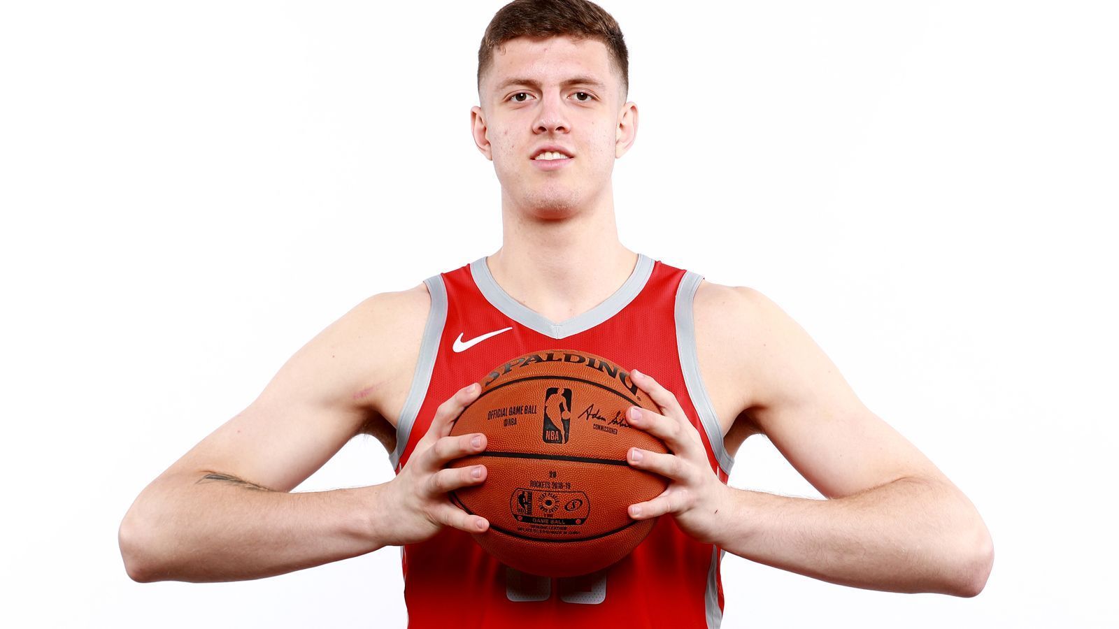 
                <strong>Isaiah Hartenstein (Houston Rockets)</strong><br>
                Gerade einmal 20 Jahre ist Isaiah Hartenstein jung und mit den Houston Rockets gehört er in der kommenden Saison bereits zu den Titelkandidaten. Der in den USA geborene Hartenstein zog erst 2008 mit seiner Familie nach Deutschland, wo er in Gießen seine Karriere startete. Von den Artland Dragons zog es ihn über eine Station in Litauen in die USA, genauer gesagt zu den Rio Grande Valley Vipers, dem Farmteam der Houston Rockets in der G-League. Zur neuen Saison unterschrieb er einen Dreijahresvertrag bei den Rockets um die Stars Chris Paul und James Harden. Im letzten Preseason-Spiel gegen die Memphis Grizzlies überzeugte Hartenstein mit zehn Punkten in zehn Minuten und traf alle sechs Freiwürfe, dazu holte er vier Rebounds.
              