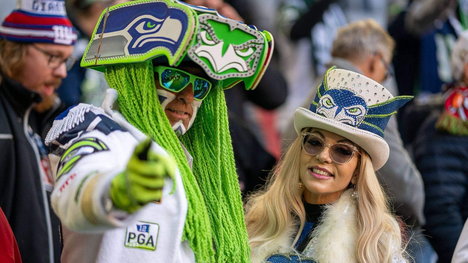 
                <strong>Tampa Bay Buccaneers vs. Seattle Seahawks: Verrückte Fans beim Munich Game</strong><br>
                Aber auch die Seahawks sind zahlenmäßig stark vertreten. Und die Fans der "Seeadler" nicht minder einfallsreich.
              