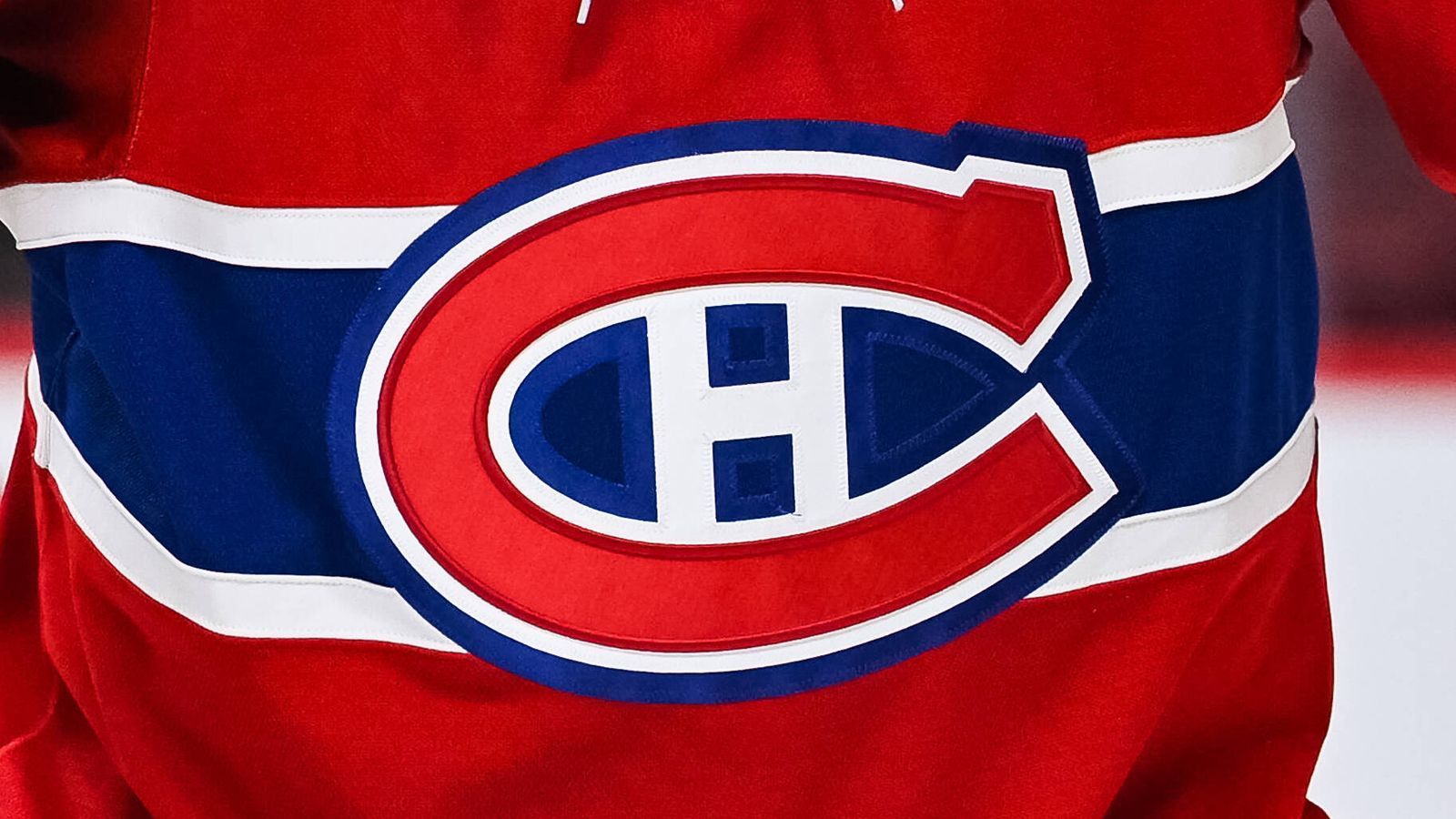 
                <strong>Montreal Canadiens</strong><br>
                Noch bevor die NHL im Jahre 1917 gegründet wurde, hatte Montreal viele Teams, die verschiedene Viertel der Stadt repräsentierten und unterschiedliche Namen hatten. Das Team aus dem französische Viertel wurde Canadiens genannt. Die Besonderheit war die französische Schreibweise mit einem e anstelle eines a. Der Name bestand bereits im Jahre 1909. Die Montreal Canadiens sind das einzige Team, das bereits vor der Gründung der NHL seinen Namen hatte.
              