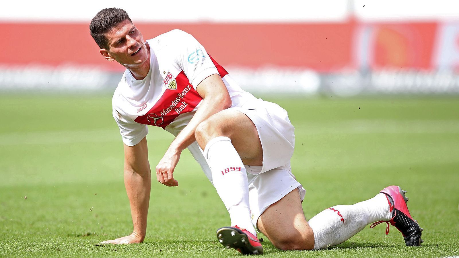 
                <strong>Mario Gomez</strong><br>
                Der damalige Stuttgarter Stürmerstar war nach einer Verletzung im Spiel so wütend, dass er während der Behandlungspause auf dem Platz vor lauter Frust gegen den Medizinkoffer der Ärzte schlug. Nächste Diagnose: Handbruch.
              