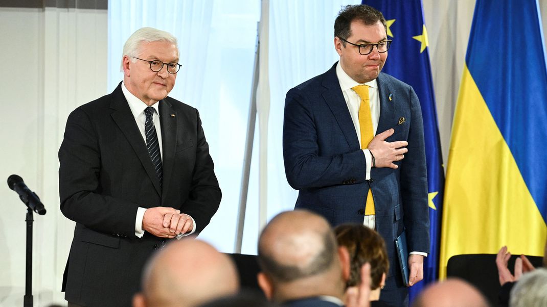 Frank-Walter Steinmeier und der ukrainische Botschafter Oleksii Makeiev bei der Gedenkveranstaltung in Schloss Bellevue.