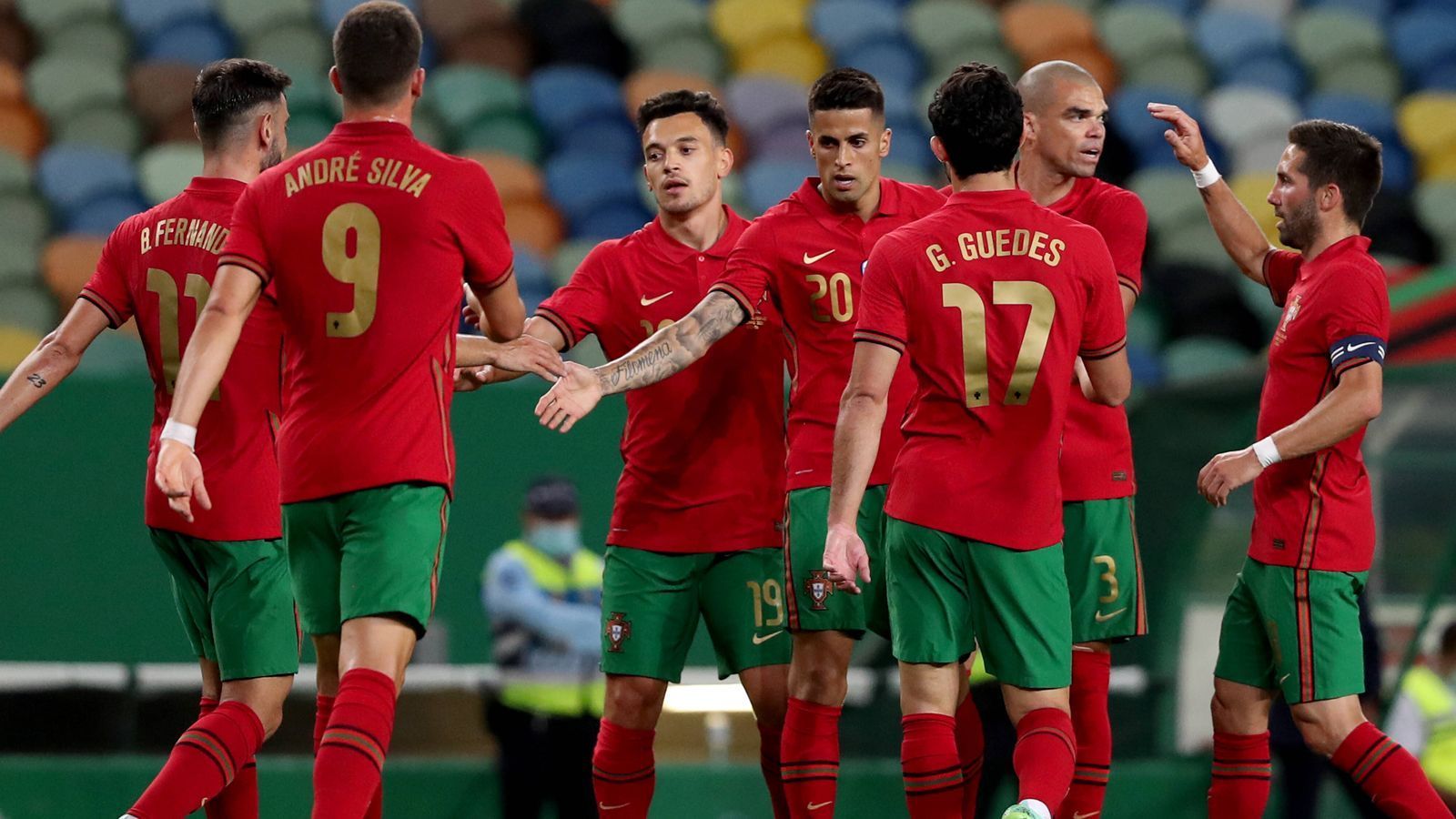 
                <strong>Portugal</strong><br>
                &#x2022; <strong>Gruppe:</strong> F -<br>&#x2022; <strong>Team:</strong> Portugal -<br>&#x2022; <strong>Spitzname:</strong> "A Selecao das Quinas". Selecao heißt Auswahl auf Portugiesisch, das Wort Quinas bezeichnet das portugiesische Wappen mit den in Kreuzform gestellten fünf kleinen Schilden im Zentrum.<br>
              