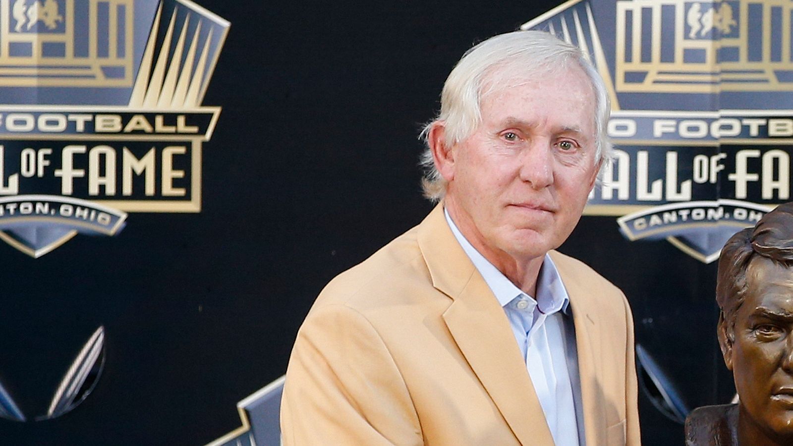 
                <strong>New York Giants - Fran Tarkenton</strong><br>
                "Ein Trade, der oft als einer der schlechtesten in der Geschichte der New York Giants angesehen wird, ist der Trade von Quarterback Fran Tarkenton im Jahr 1972. Die Giants tradeten Fran Tarkenton, einen talentierten Quarterback, an die Minnesota Vikings im Austausch für mehrere Spieler und Draftpicks. Der Trade beinhaltete unter anderem Quarterback Norm Snead und mehrere Draftpicks. Der Trade wurde von vielen als schlecht bewertet, da Tarkenton bereits erfolgreich bei den Giants gespielt hatte und als einer der besten Quarterbacks der Liga galt. Die erhaltenen Spieler und Draftpicks konnten jedoch nicht das gleiche Leistungsniveau und die Führungsqualitäten von Tarkenton ersetzen. Nach dem Trade setzte Tarkenton seine erfolgreiche Karriere bei den Vikings fort und führte das Team zu mehreren Playoff-Teilnahmen und Super Bowl-Auftritten. Die Giants hingegen hatten in den folgenden Jahren Schwierigkeiten, eine stabile Quarterback-Position zu finden und eine erfolgreiche Saisonbilanz zu erzielen."
              