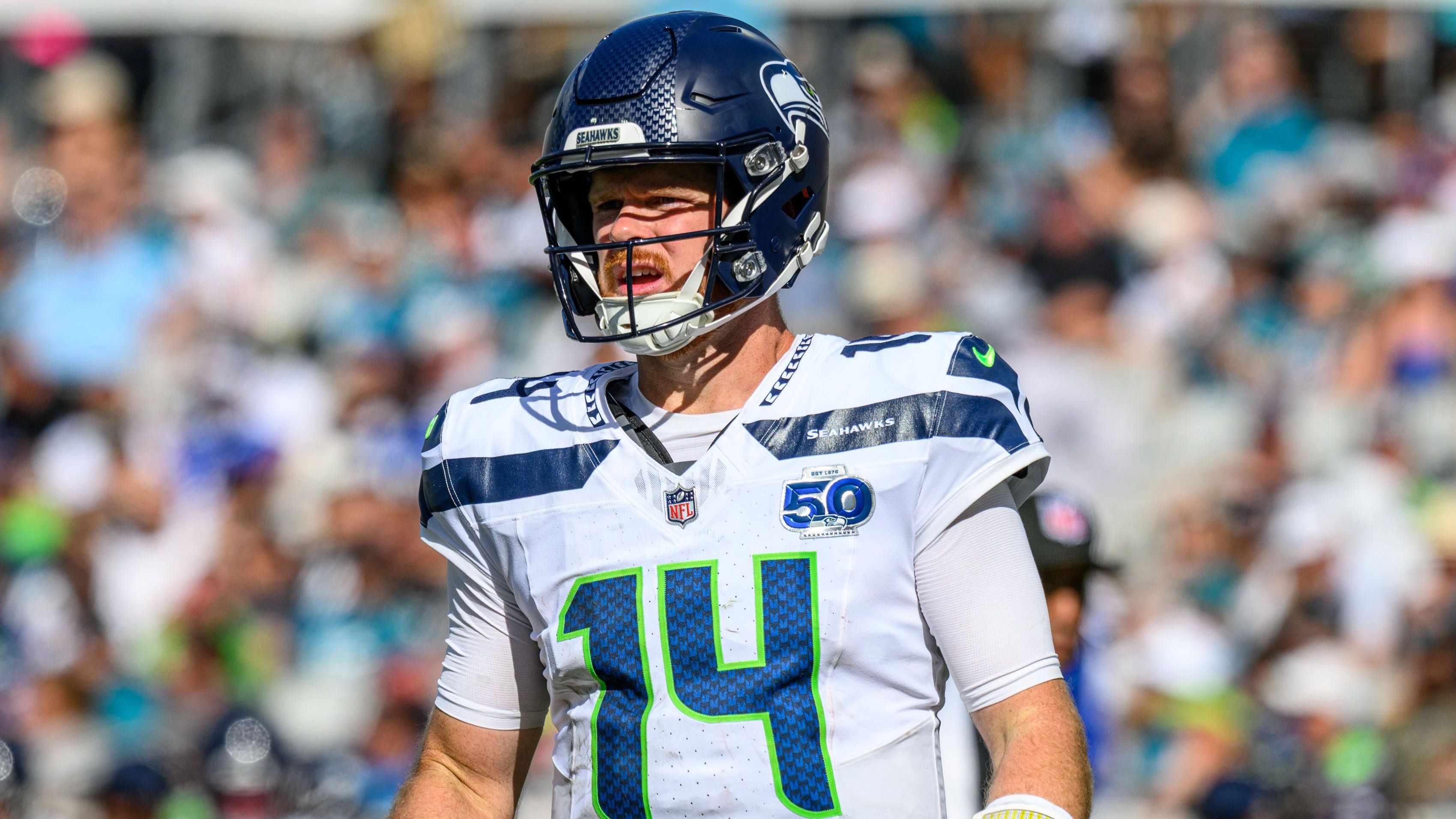 <strong>Platz 11: Sam Darnold (Seattle Seahawks)</strong><br>Darnold erreichte eine Completion Rate von 54,8 %, sein bisher niedrigster Wert der Saison. Außerdem&nbsp;warf er seine vierte Interception der Saison. Trotzdem führte er laut "PFF" diese Woche die Liga mit fünf "big-time throws"&nbsp;an und bringt den Ball häufiger an den Mann, als es die Statistik in der Wahrscheinlichkeitsrechnung vermutet. Das zeugt von Qualität.