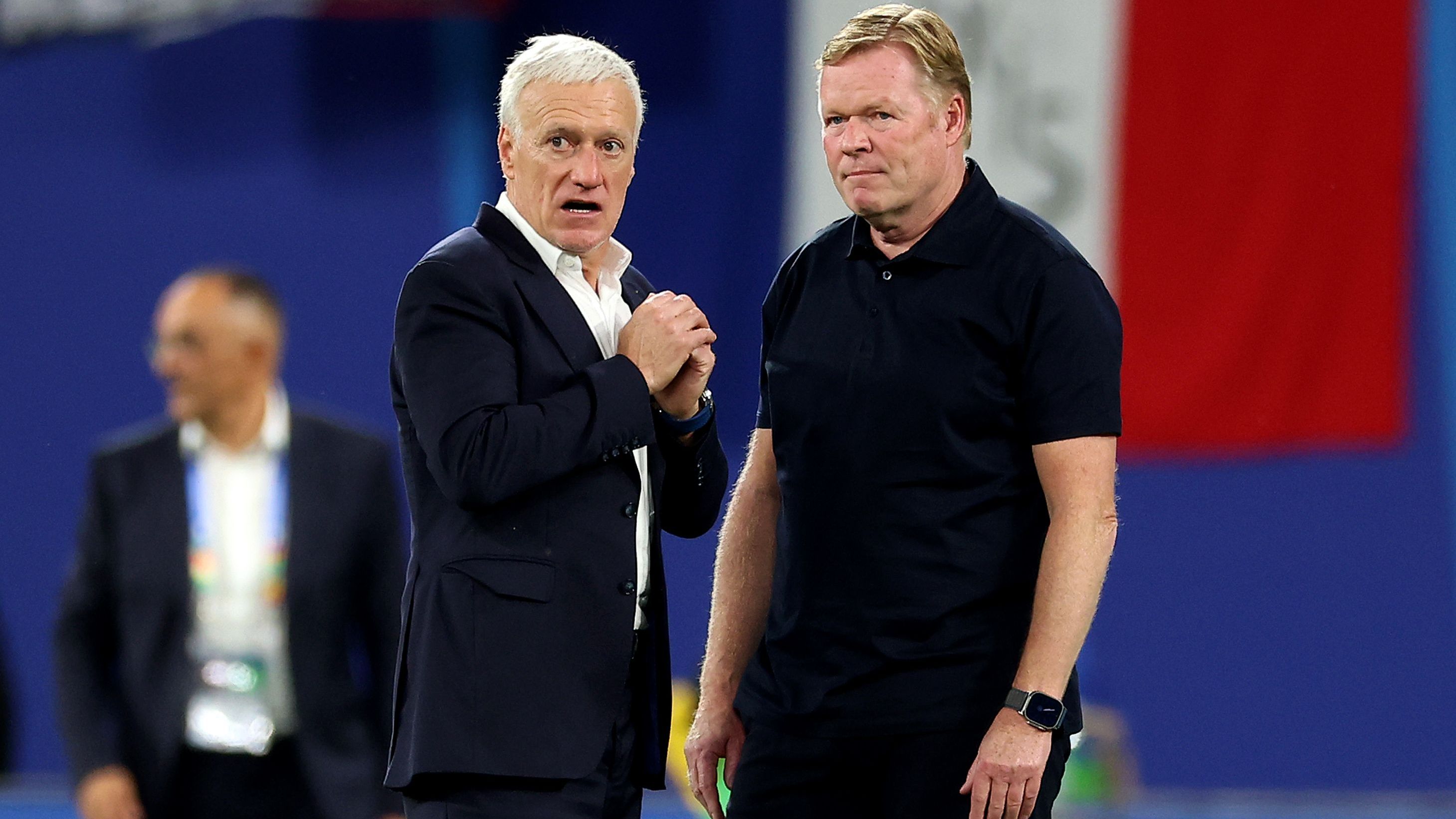 <strong>Star-Trainer unter sich</strong><br>Schon vor dem Spiel gab es ein freundschaftliches Gespräch zwischen Didier Deschamps und Ronald Koeman. Beide waren schon als Spieler auf Weltklasse-Niveau und sind es nun als Trainer ebenfalls.