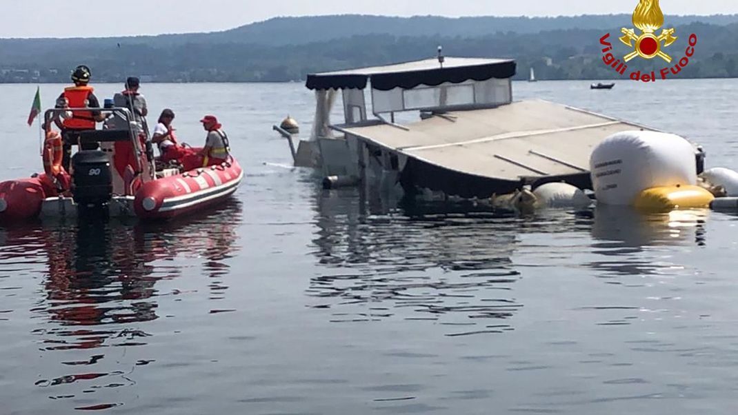 Vier Menschen starben beim Untergang dieses Hausbootes auf dem Lago Maggiore. Jetzt wurde es per Ballons an die Oberfläche geholt.