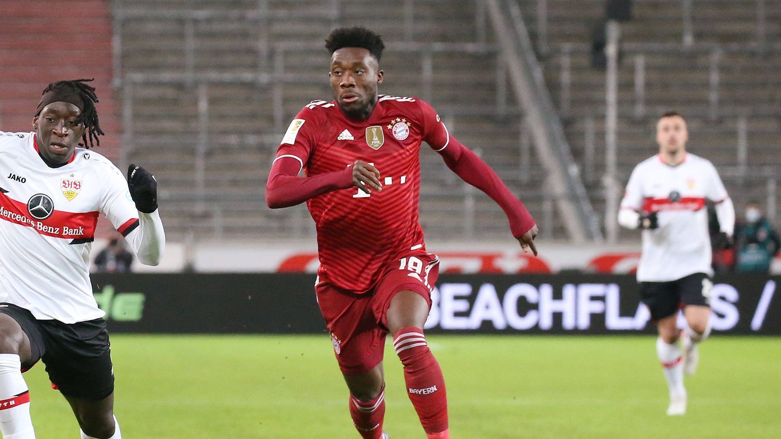 
                <strong>Alphonso Davies</strong><br>
                Kommt auf der linken Außenbahn nicht so zum Zug wie gewöhnlich. Spult auch nicht ganz so viele Kilometer ab. Hat mit Coulibaly immer wieder Probleme. Klärt in der 34. Minute im Strafraum zu schlampig, so dass es durch Coulibaly noch einmal brandgefährlich wird. Sieht nach einem unabsichtlichen Handspiel in der 55. Minute Gelb. In der 78. Minute für Richards ausgewechselt. ran-Note: 4
              