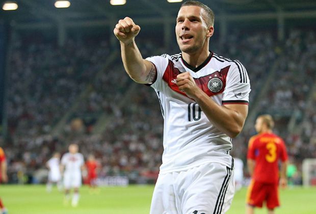 
                <strong>Gewinner: Lukas Podolski</strong><br>
                Ist nach seiner Verletzung wieder in Bestform. Bilanz in zwei Spielen: 75 Minuten, 1 Tor, 4 Vorlagen! Kam gegen Kamerun und Armenien von der Bank und belebte das deutsche Spiel auch in Sachen Körpersprache und Mentalität. Pünktlich zur WM: Poldi is back!
              