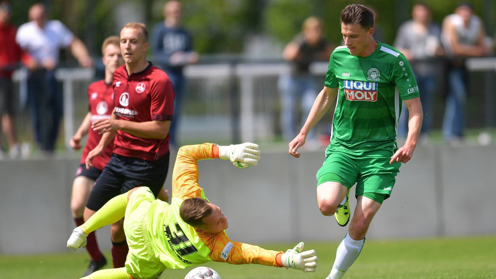 
                <strong>VfB Eichstätt (Regionalliga Bayern) </strong><br>
                Der bayrische Regionalligist empfängt die Hertha aus Berlin zum ungleichen Duell zwischen Regionalligist und Bundesligist. Gespielt wird am Sonntag allerdings im von Eichstätt knapp 30 Kilometer entfernten Ingolstädter Audi Sportpark. Die Eichstätter sind neben Verbandspokalsieger Würzburg als beste teilnahmeberechtigte Mannschaft der Regionalliga-Saison 2018/19 qualifiziert. 
              