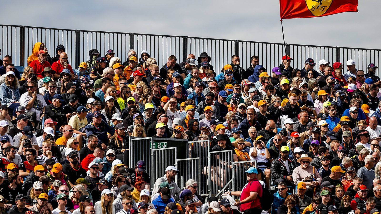 
                <strong>Gewinner: Die Fans</strong><br>
                Die Fans erleben eines der wohl aufregendsten Rennen der vergangenen Jahre. Vor allem die Schlussphase ist spannend und bietet unglaubliche Rad-an-Rad Duelle, als sich Fernando Alonso, Lewis Hamilton, Charles Leclerc und Sergio Perez um die Podestplätze streiten.
              