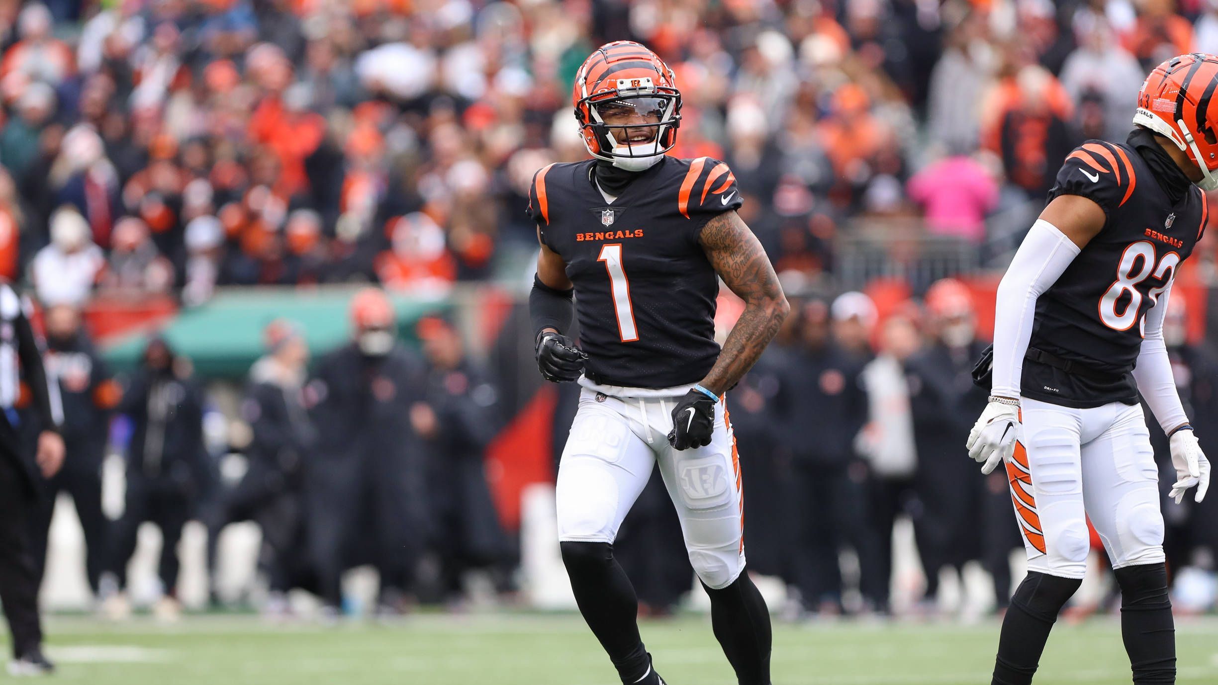 <strong>Ja'Marr Chase (Cincinnati Bengals)</strong><br>Etwas anders geht Teamkollege Ja'Marr Chase an seine Vertragssituation ran. Der Wide Receiver nimmt am Training im Rahmen des Minicamps teil, obwohl auch er einen neuen Kontrakt anstrebt. Der ehemalige Erstrunden-Pick ist allerdings noch die nächsten beiden Saisons an die Bengals gebunden.&nbsp;