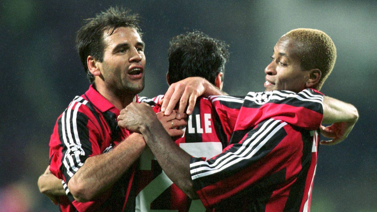 
                <strong>Ze Roberto und Oliver Neuville (Bayer Leverkusen)</strong><br>
                Dreierpacker: Oliver Neuville  - Vorlagengeber: Ze Roberto - Ergebnis: 4:1 gegen den HSV - Datum: 24. November 2001
              