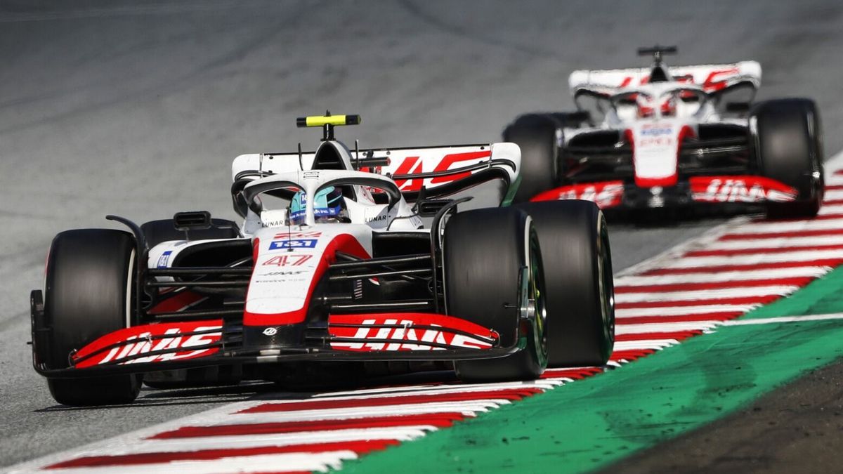 Mick Schumacher vor seinem Haas-Kollegen Kevin Magnussen in Spielberg 2022