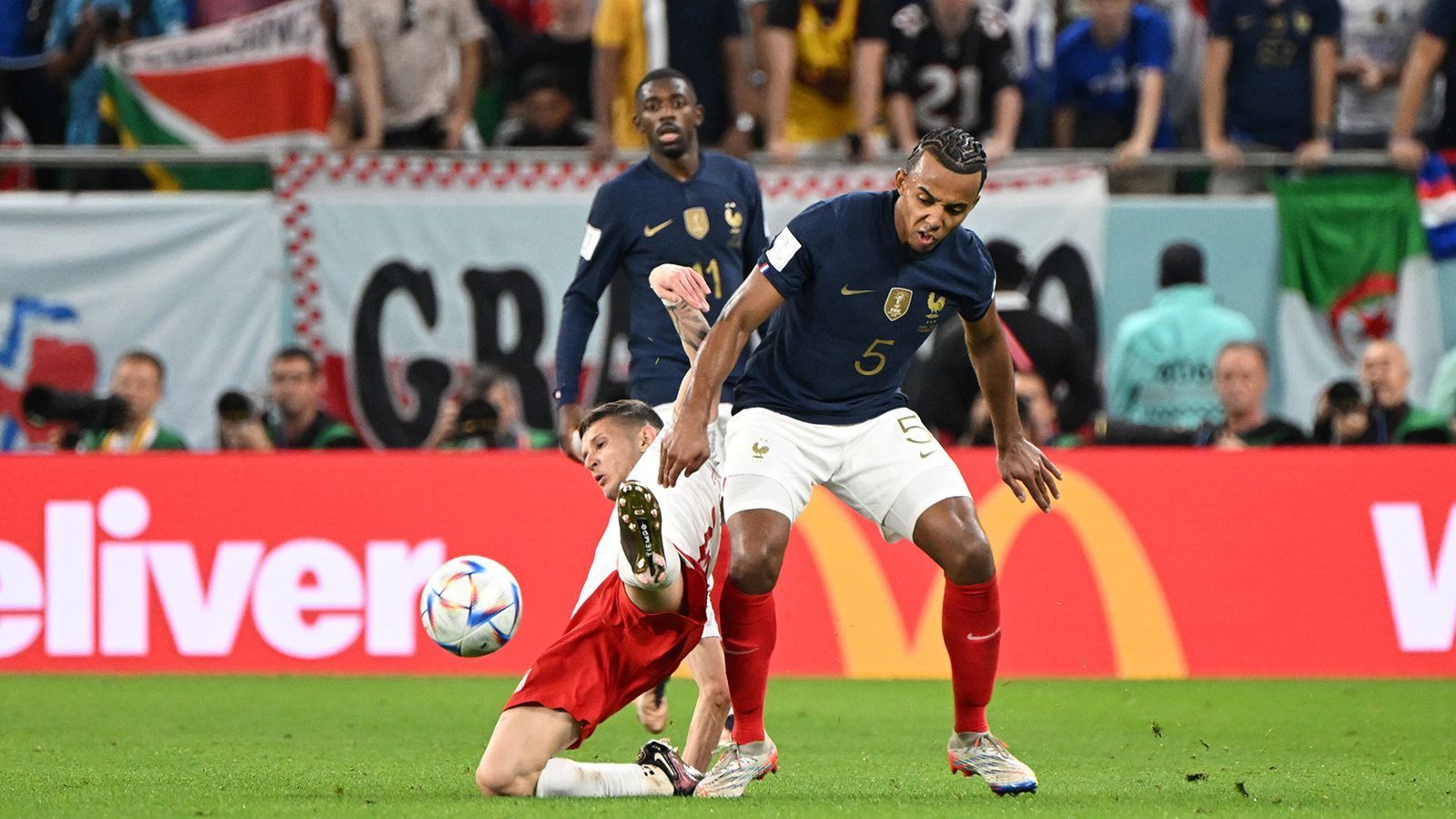 
                <strong>FC Barcelona: Zwei Spieler im WM-Finale</strong><br>
                Spieler im WM-Finale: Jules Kounde (vorne; Frankreich) und Ousmane Dembele (hinten; Frankreich)
              