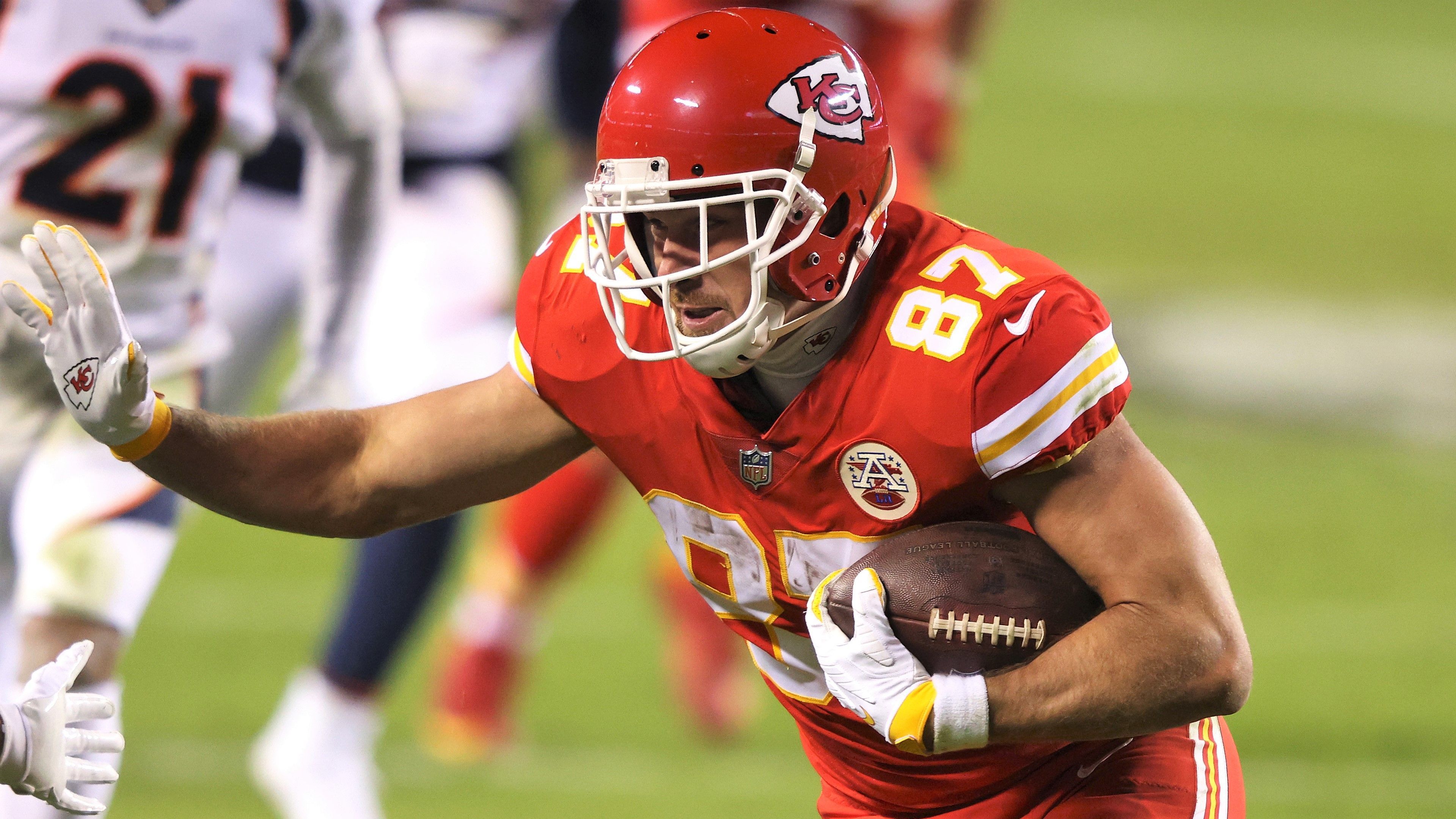 
                <strong>Week 13: Travis Kelce erster Tight End mit fünf 1000-Yard-Spielzeiten</strong><br>
                Travis Kelce von den Kansas City Chiefs hat mit 1000 Receiving Yards in fünf Spielzeiten einen neuen Tight-End-Rekord aufgestellt. Zuvor war der 31-Jährige mit vier 1000-Yard-Spielzeiten mit Tony Gonzalez, Rob Gronkowski und Jason Witten gleichauf. Beim 22:16-Sieg der Chiefs gegen die Broncos am Sonntag fing Kelce im zweiten Viertel einen 19-Yard-Pass von Patrick Mahomes und knackte damit die 1000-Yard-Marke in dieser Saison. Er beendete das Spiel mit acht gefangenen Würfen für 136 Yards und einem Touchdown.
              