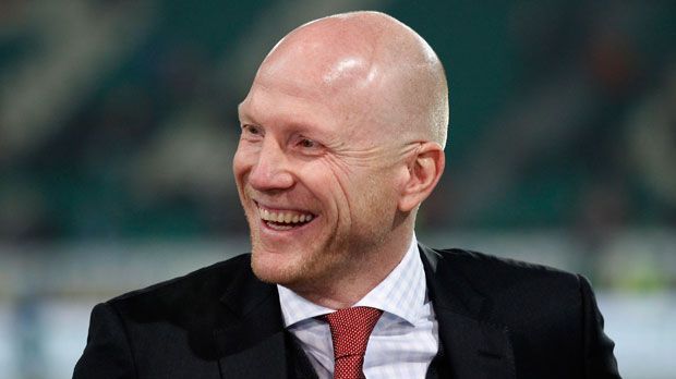 
                <strong>Matthias Sammer anno 2013</strong><br>
                Der "Feuerkopf" ist mittlerweile ein Glatzkopf geworden. Nach sechs Jahren DFB kehrte Sammer in die Vereinsarbeit zurück und ersetzte nach zwei titellosen Jahren Christian Nerlinger als Sportdirektor beim FC Bayern. Bereits in seiner ersten Saison gewann der FCB das Triple.
              