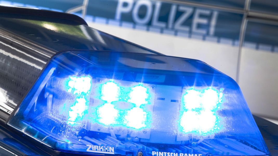 Sechs Personen haben versucht, mitten in München einen Gefangenentransporter aufzuhalten, um einen der Insassen zu befreien.