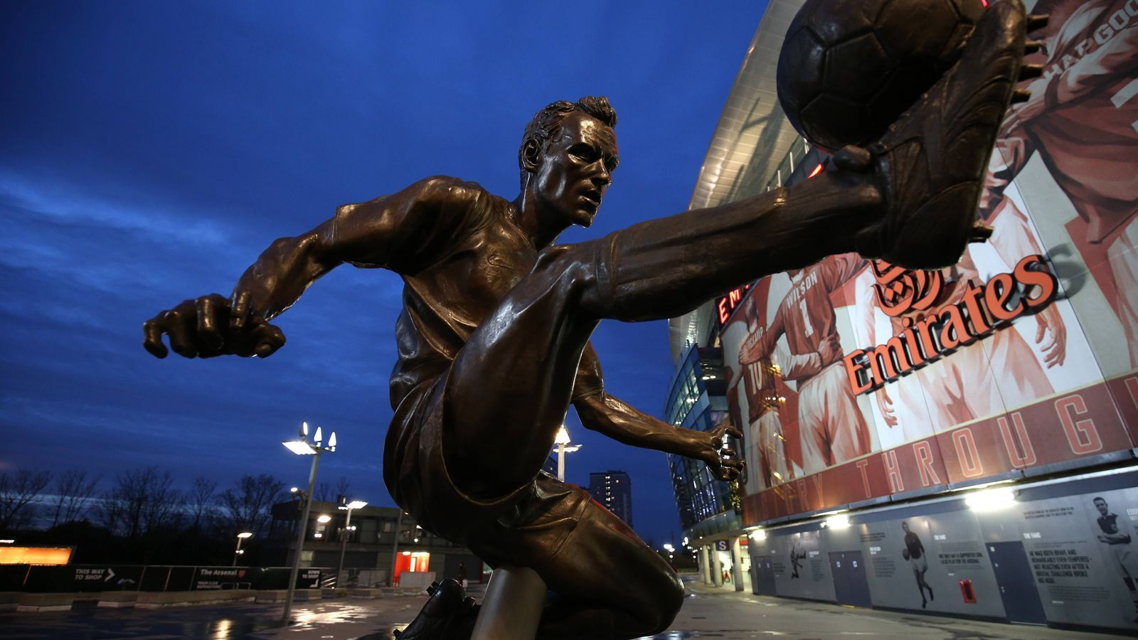 <strong>Dennis Bergkamp</strong><br>
                Neben Henry prägte in den zurückliegenden 20 Jahren auch&nbsp;Dennis Bergkamp&nbsp;die Geschichte des Vereins enorm. Als Dank bekam er in Stadionnähe ebenfalls eine Statue, die 2014 enthüllt wurde. Er spielte von 1995 bis 2006 für die Gunners. Kurios: Weil er unter Flugangst litt, reiste er einst stets mit dem Auto oder der Bahn hinterher, während seine Kollegen flogen.