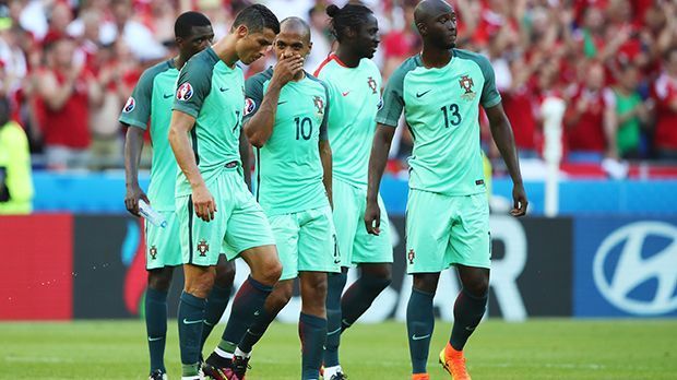 
                <strong>Portugal: Die meisten Viertelfinalspiele</strong><br>
                Gegen Kroatien mühten sich Cristiano Ronaldo und Co. in der Verlängerung zu einem 1:0 und stehen somit in der Runde der letzten Acht. Damit hat die Portugal einen Rekord gebrochen: Die "Selecao" ist das Team, das am häufigsten bei Europameisterschaften das Viertelfinale erreichte. Seit der Aufstockung auf 16 Mannschaften 1996 war Portugal bei jedem EM-Viertelfinale dabei. Europameister wurden sie dabei allerdings nie. 
              