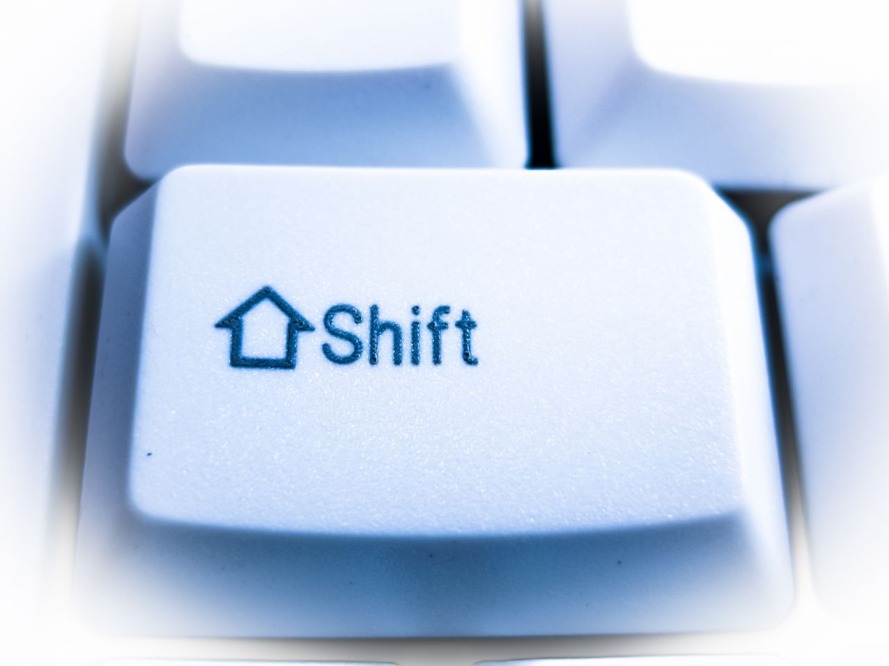 Shift/Umschalttaste: Damit schreibst du große Buchstaben und erreichst die Zweitbelegung einer Taste, etwa das $-Zeichen über der 4. 
