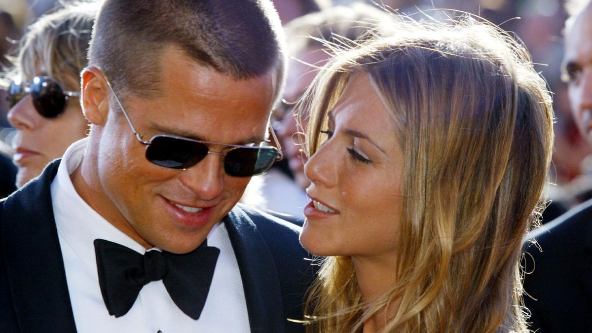 Brad Pitt und Jennifer Aniston bei den 56. Emmy Awards in 2004. PBEAHUOFNEB