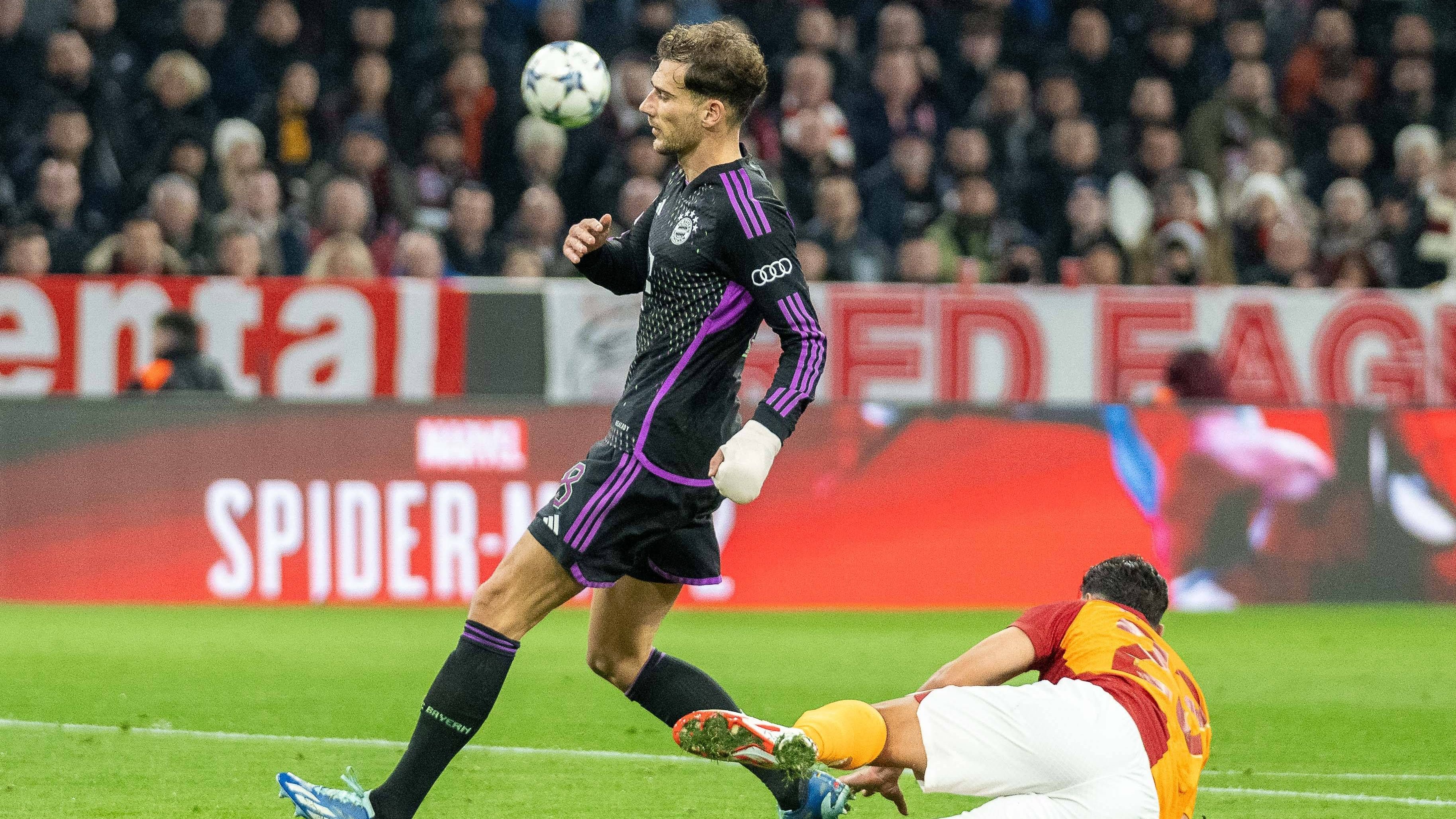 <strong>Leon Goretzka</strong><br>Trägt den Ball immer wieder mit Volldampf nach vorne und beißt sich durch die massive Mittelfeldreihe von Galatasaray. Kämpferisch und läuferisch einer der besten Münchner. &nbsp;Muss die letzten 20 Minuten als Innenverteidiger ran. Macht auch dort seine Sache prima. <em><strong>ran</strong></em><strong>-Note: 1</strong>