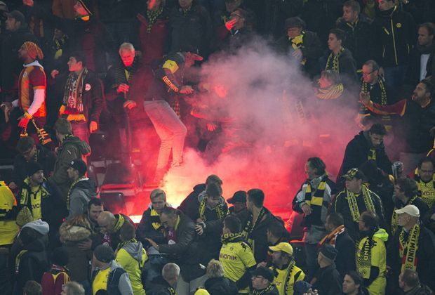 Bengalos im Fan-Block – Uefa ermittelt gegen Dortmund, Fußball