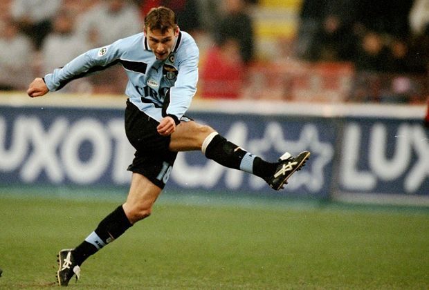 
                <strong>Pavel Nedved (MSV Duisburg)</strong><br>
                Als Pavel Nedved noch keine wilde Lockenmähne hat und nur Insidern bekannt ist, hat der MSV Duisburg ihn fast schon an der Angel. Zum Leidwesen der Zebras spielt der Tscheche 1996 aber eine starke EM und wechselt anschließend zu Lazio Rom.
              