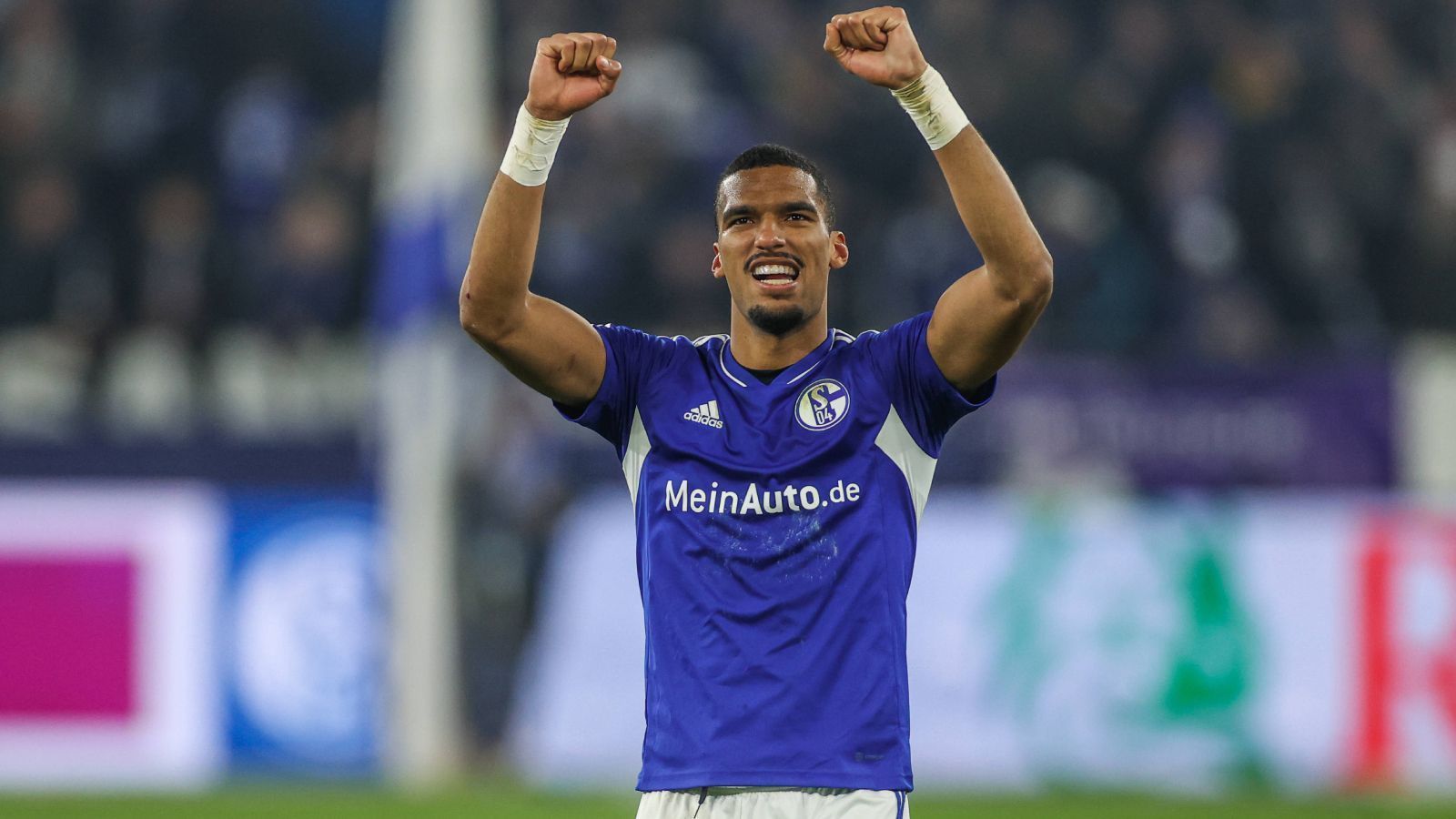 
                <strong>Moritz Jenz (23, FC Schalke 04)</strong><br>
                Wer Moritz Jenz in Deutschland vor der Wintertransferperiode 2023 kannte, der darf sich mit Fug und Recht als Fußballexperte bezeichnen. Der Innenverteidiger war bei fast Niemandem auf dem Radar - der FC Schalke 04 schlug bei ihm zu und lieh den Berliner für die strauchelnde Abwehr aus. Kaum spielte Jenz, schon fielen keine Gegentore mehr: Nur ein einziges in den ersten sechs Spielen, das aus einem Torwart-Fehler resultierte. Der 23-Jährige ist sicher nicht der Filigranste im Spielaufbau, zeigt aber bei jedem Zweikampf den unbedingten Willen, das Gegentor zu verhindern. Eine Einstellung, die Schalke braucht und auch das DFB-Team.
              