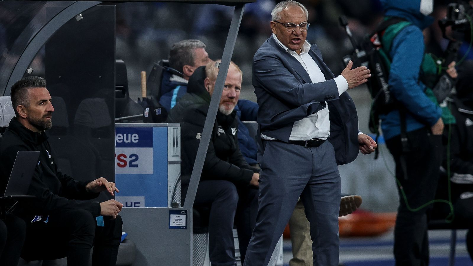 
                <strong>ran-Redakteur Dominik Hechler: Hertha BSC gegen Hamburger SV</strong><br>
                Es wäre das perfekte Duell in der Relegation: Felix Magath versucht Hertha BSC ausgerechnet gegen "seinen" Hamburger SV in der Bundesliga zu halten. Mehr Brisanz geht nicht – von all den Geschichten rund um dieses Duell mal ganz zu Schweigen. Und es ist mehr als nur realistisch. Denn es ist kaum damit zu rechnen, dass Hertha BSC am letzten Spieltag bei den "Haaland-Festspielen" in Dortmund zum Abschied des Norwegers auch nur annähernd einen Punkt aus dem Ruhrpott mitnehmen wird. Gleichzeitig dürfte der VfB Stuttgart aber durchaus in der Lage sein, mit den eigenen Fans im Rücken den bereits für Europa qualifizierten 1. FC Köln in die Schranken zu weisen und die drei rettenden Punkte zu holen. In der zweiten Liga hat der HSV aktuell einen derartigen Lauf, dass auch Hansa Rostock keine Hürde darstellen sollte – da würde dem SV Darmstadt 98 zu Hause auch ein Sieg gegen den SC Paderborn nicht für die Relegation reichen.
              