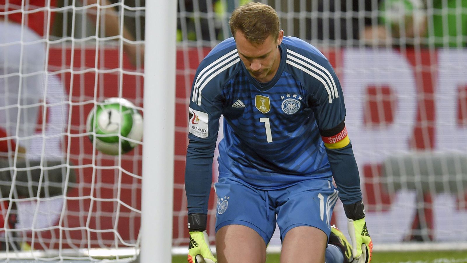 
                <strong>So lief Manuel Neuers Comeback</strong><br>
                In der 53. Minute musste Manuel Neuer seinen ersten Gegentreffer nach dem Comeback hinnehmen. Im Anschluss an eine Ecke verwertete der Augsburger Martin Hinteregger einen Linksschuss aus spitzem Winkel ins lange Eck - Neuer war aus kurzer Distanz chancenlos, weil Mitspieler Jonas Hector zuvor pennte.
              