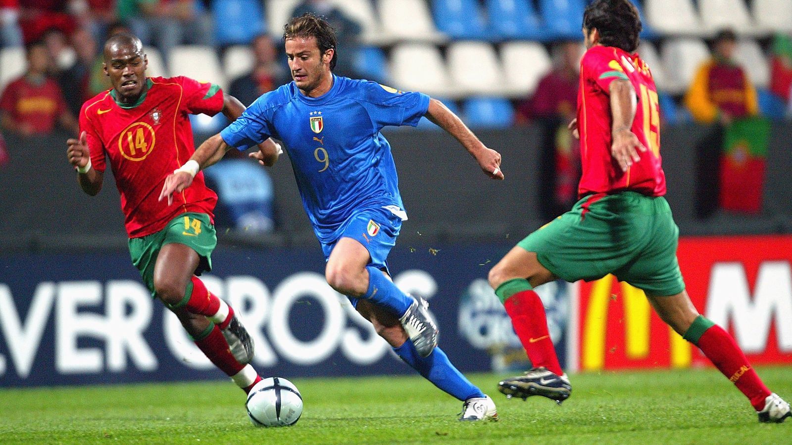 
                <strong>2004 - Alberto Gilardino (Italien)</strong><br>
                Im Team von Claudio Gentile standen 2004 zahlreiche Spieler, die nach dem U21-EM-Titel zwei Jahre später in Deutschland Weltmeister wurden: Andrea Barzagli, Daniele De Rossi, Cristian Zaccardo und eben Alberto Gilardino (M.). Jener Gilardino wurde 2004 zusammen mit dem Schweden Johan Elmander mit vier Treffern Torschützenkönig der EM-Endrunde. Im Endspiel gegen Serbien traf der 21-Jährige von Parma zum 3:0-Endstand. Nach zahlreichen Stationen, vorwiegend in Italien, beendete Gilardino 2018 seine aktive Laufbahn. Jetzt trainiert der 38-Jährige den Viertligisten ACN Siena 1904. 
              