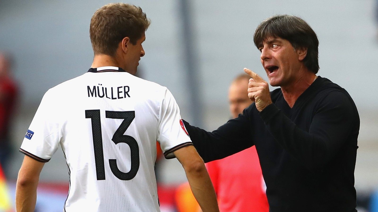 
                <strong>Mittelfeld: Thomas Müller (FC Bayern)</strong><br>
                 - 100 Einsätze - Debüt im März 2010 - wurde von Löw nach der blamablen WM 2018 im März 2019 aufgrund des geplanten Umbruchs aus dem Kader gestrichen
              