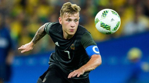 
                <strong>Gewinner: Max Meyer</strong><br>
                Er ist der einziger Gewinner der Vorbereitung, der die Vorbereitung nur rudimentär mitgemacht hat. Der quirlige Dribbelkünstler hat bei Olympia ein ganz starkes Turnier gespielt und gehörte beim Gewinn der Silbermedaille zu den Leistungsträgern. Vier Tore und drei Assists steuerte er bei und steigerte gleichzeitig seinen Marktwert. Schalkes Trainer Markus Weinzierl dürfte registriert haben, dass der 20-Jährige in dieser Form unverzichtbar ist. Vor allem, wenn man auf Schalke endlich mal wieder ein ansehnliches Offensivspiel aufziehen will.
              