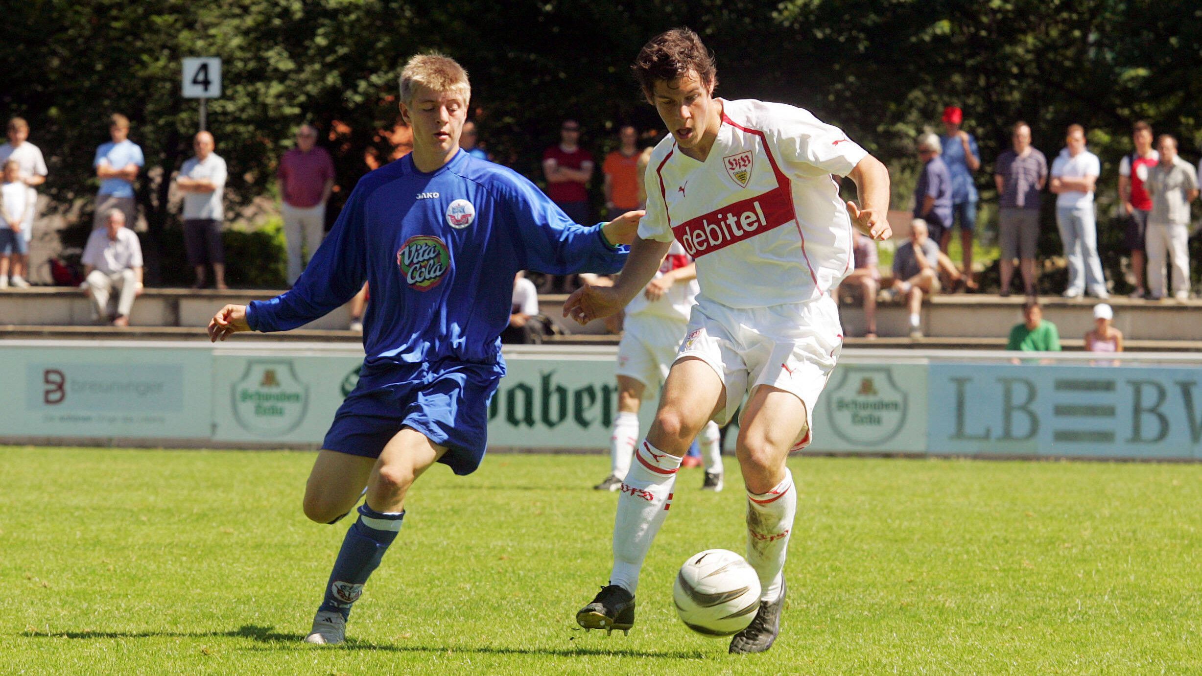 <strong>Ausbildung bei Hansa Rostock</strong><br>Im Juli 2002 schafft er dann den Sprung in die Jugendmannschaft von Hansa Rostock. Hier wird Kroos weiter ausgebildet, eher er 2006 für den nächsten Schritt bereit ist.
