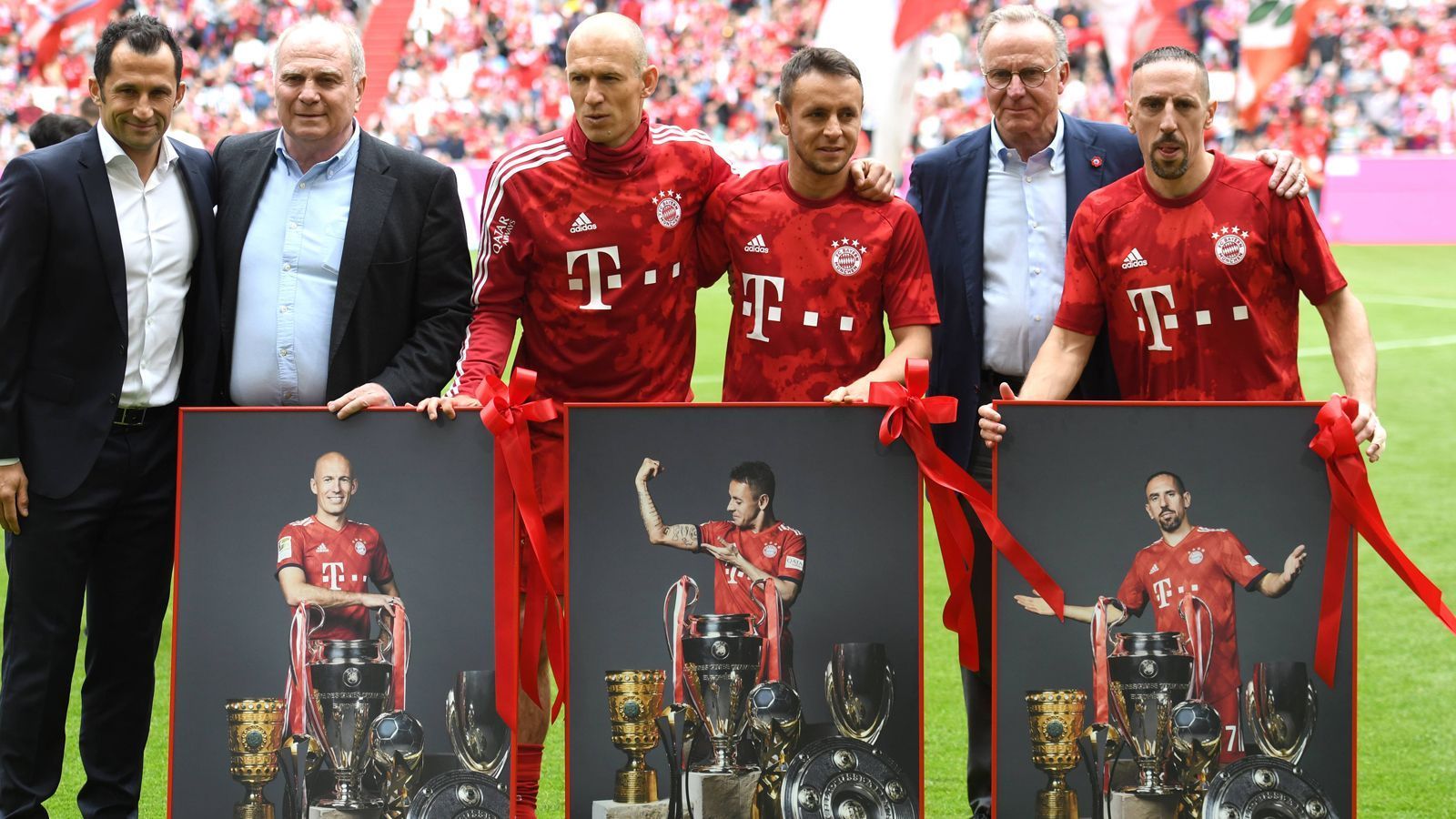 
                <strong>Top 10: Ausländische Rekordspieler beim FC Bayern</strong><br>
                Franck Ribery (re.) und Arjen Robben (3.v.l.) bestritten genau heute (18.05.) vor einem Jahr ihr letztes Bundesliga-Spiel für den FC Bayern München (3:1 gegen 1899 Hoffenheim). Das französisch-niederländische Duo prägte eine Erfolgs-Ära bei den Münchnern und liegt bei den ausländischen Rekordspielern des FCB vorne. ran.de zeigt die Top 10 der ausländischen Rekordspieler des FC Bayern München. (Stand: 18. Mai 2020)
              