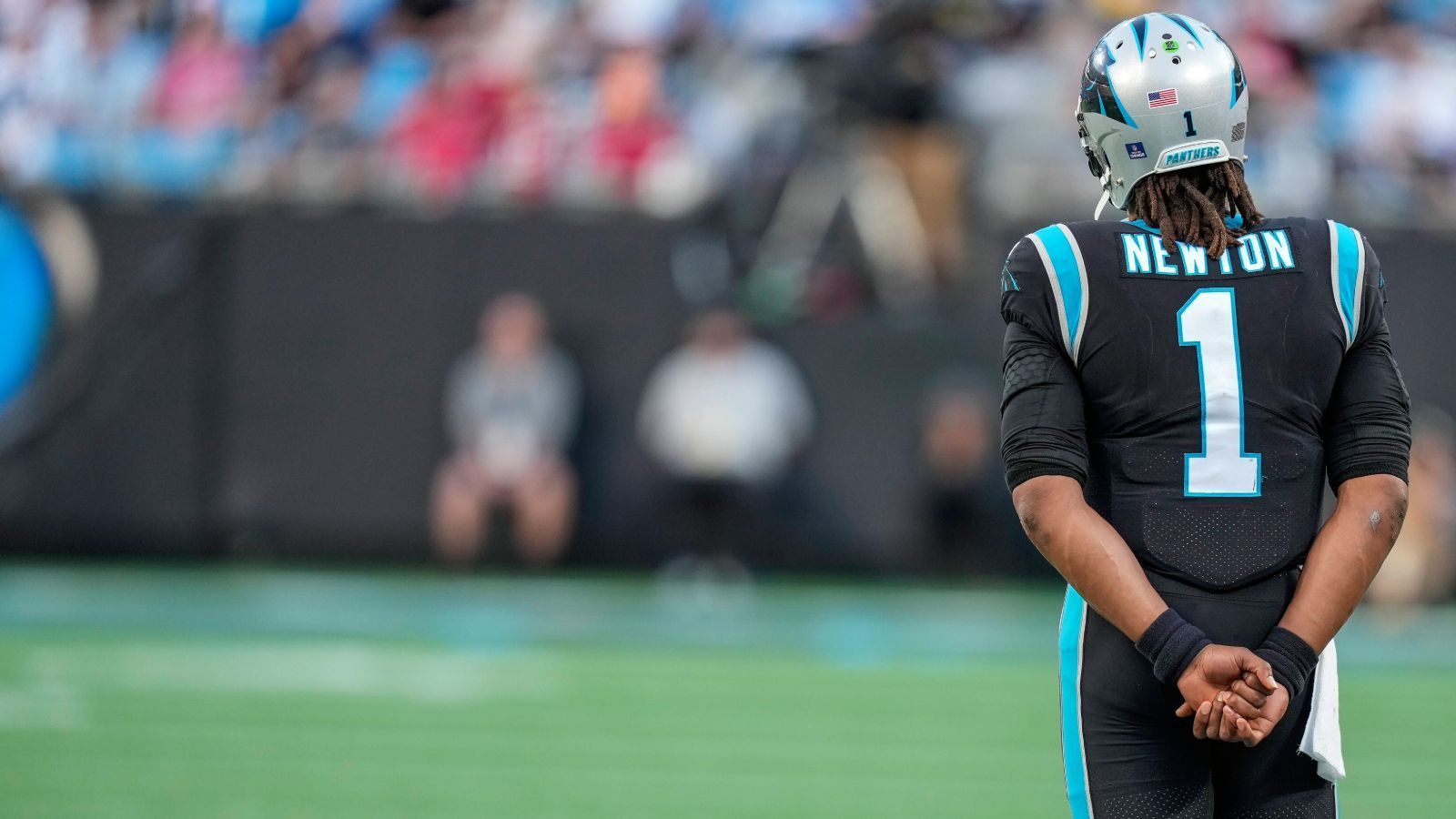 
                <strong>Cam als Backup? Diese Quarterbacks kommen in Frage</strong><br>
                Auf seinem eigenen Youtube-Kanal hat Cam Newton bereits vor Wochen bekannt gegeben, die NFL noch nicht aufgegeben zu haben. Nun nannte der ehemalige Carolina Panther die Quarterbacks, für die er auch als Backup agieren würde. Die Auswahl ist... interessant. ran hat die von Cam genannten Namen zusammengefasst.
              